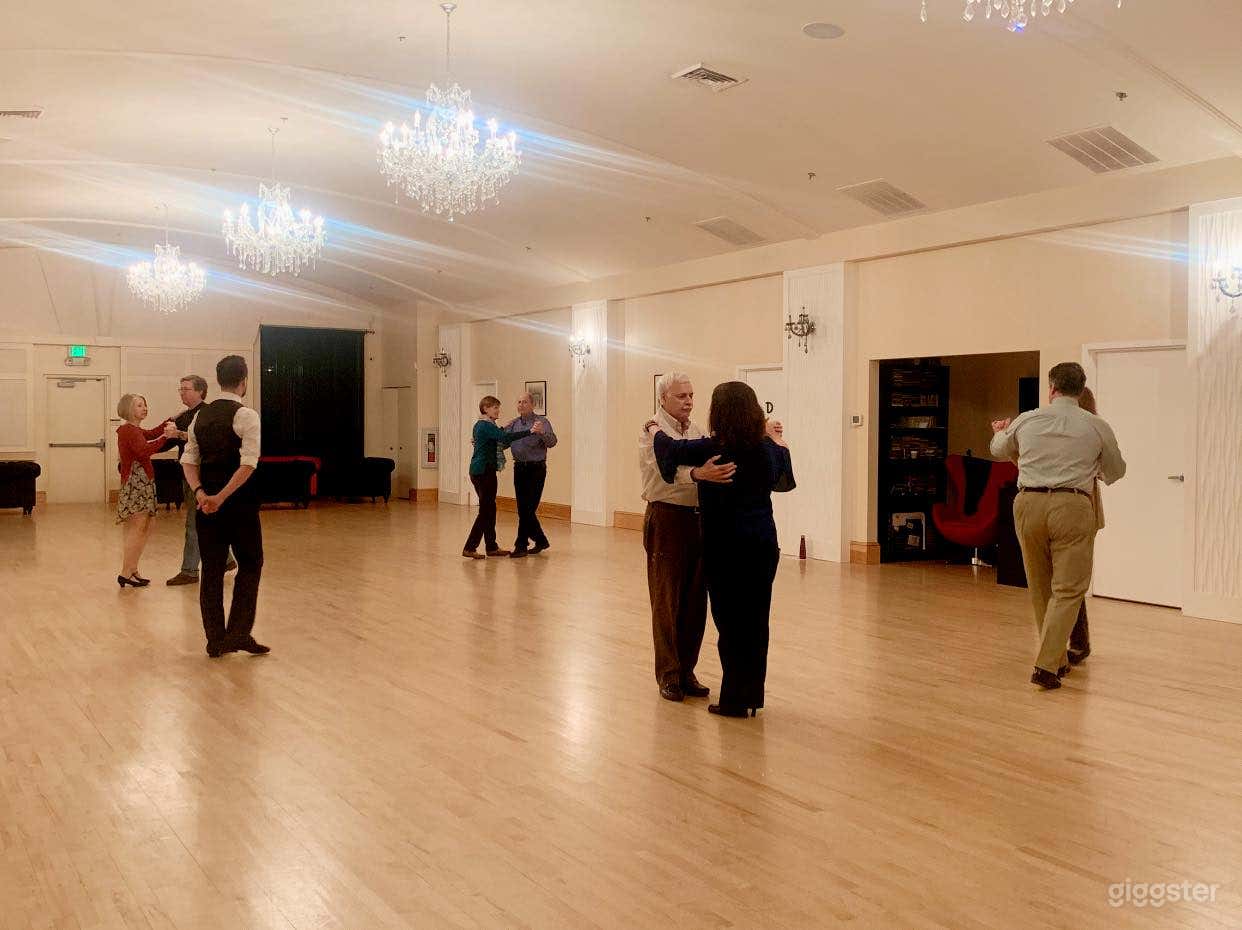 Elegant Main Ballroom Photo 4