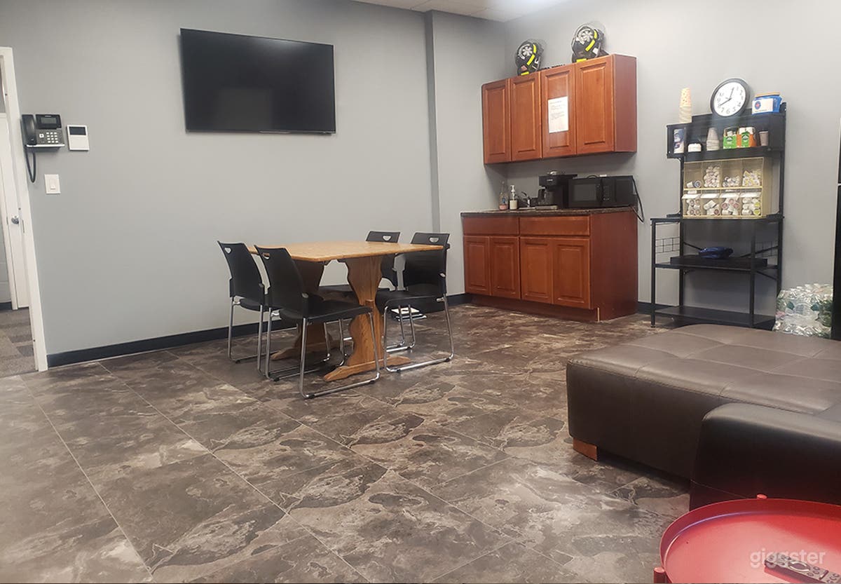 Bayside, Queens Conference Room Near Mass Transit Photo 4