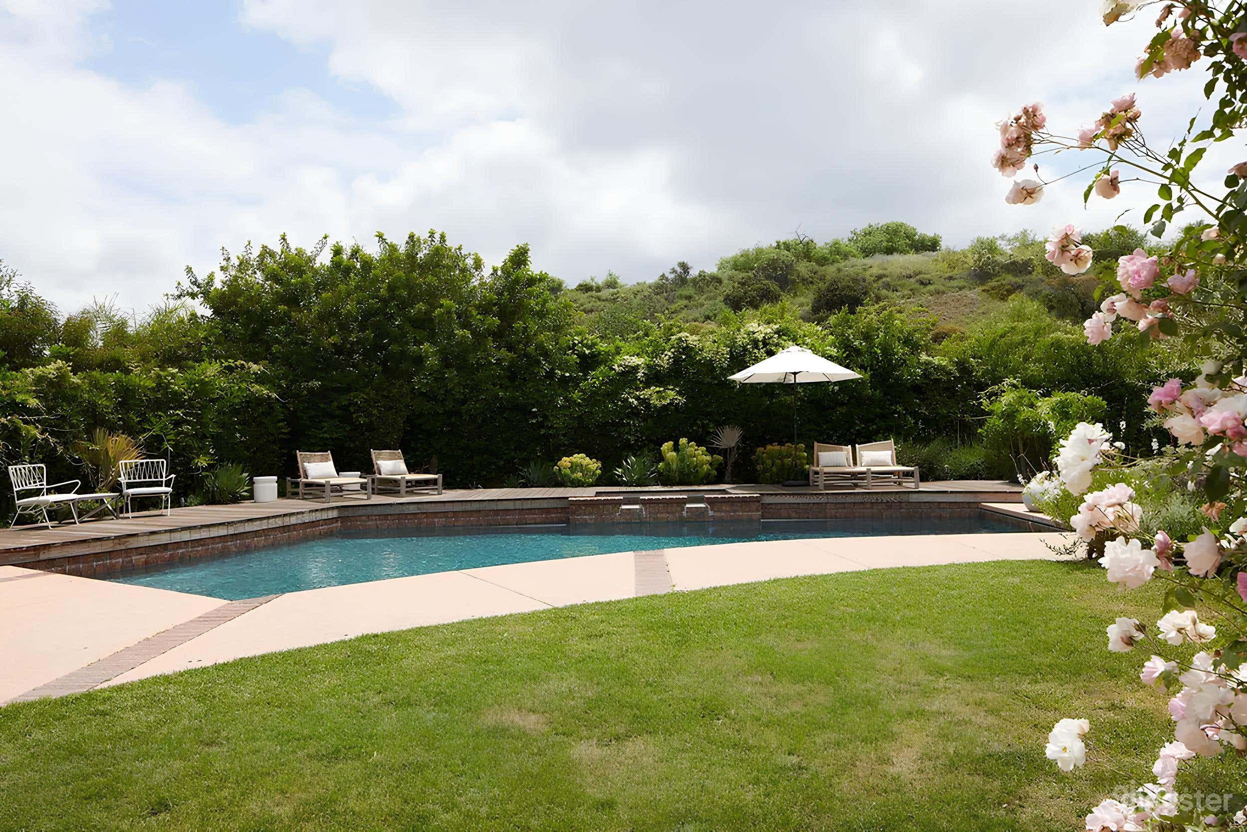 Bright &amp; Unique Brookstead Pool Escape Photo 1