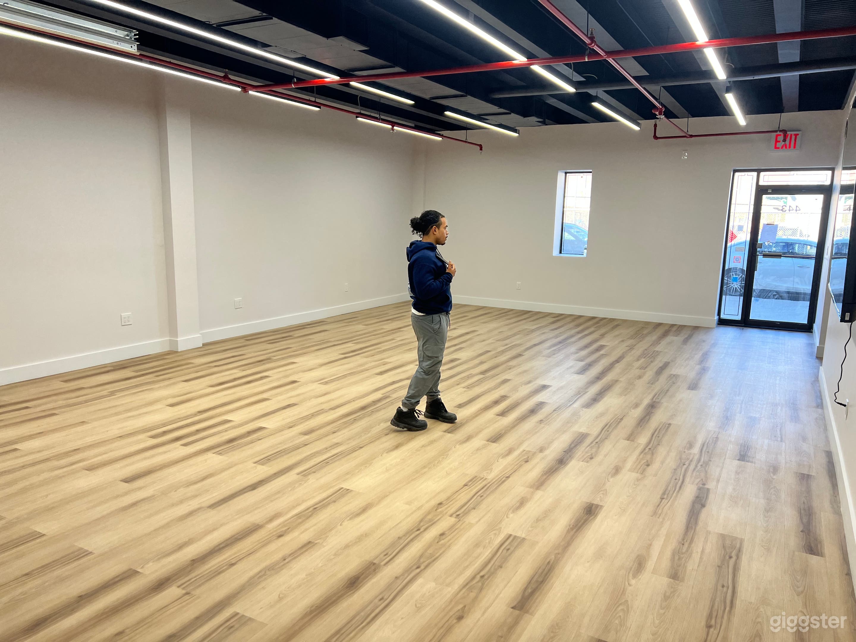 Brand New 850 sf Open Floor Showroom w/Warehouse Photo 2