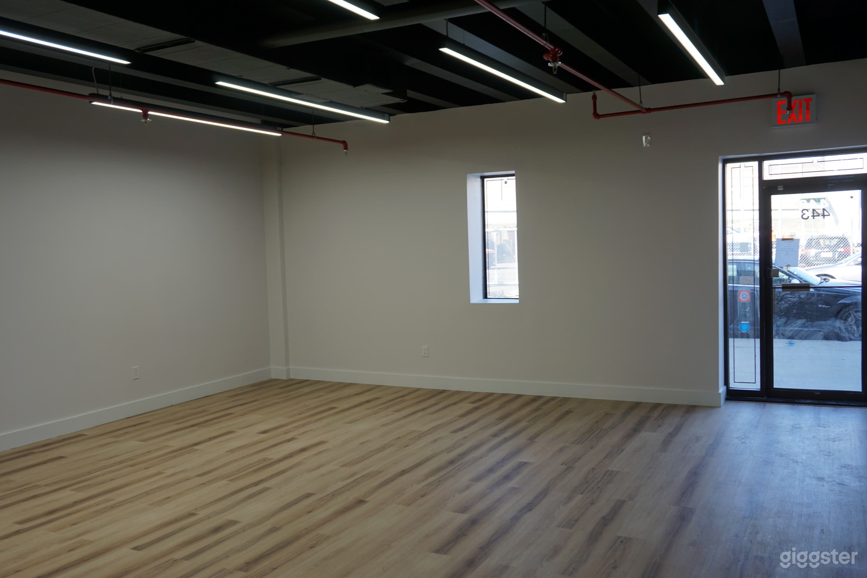 Brand New 850 sf Open Floor Showroom w/Warehouse Photo 3