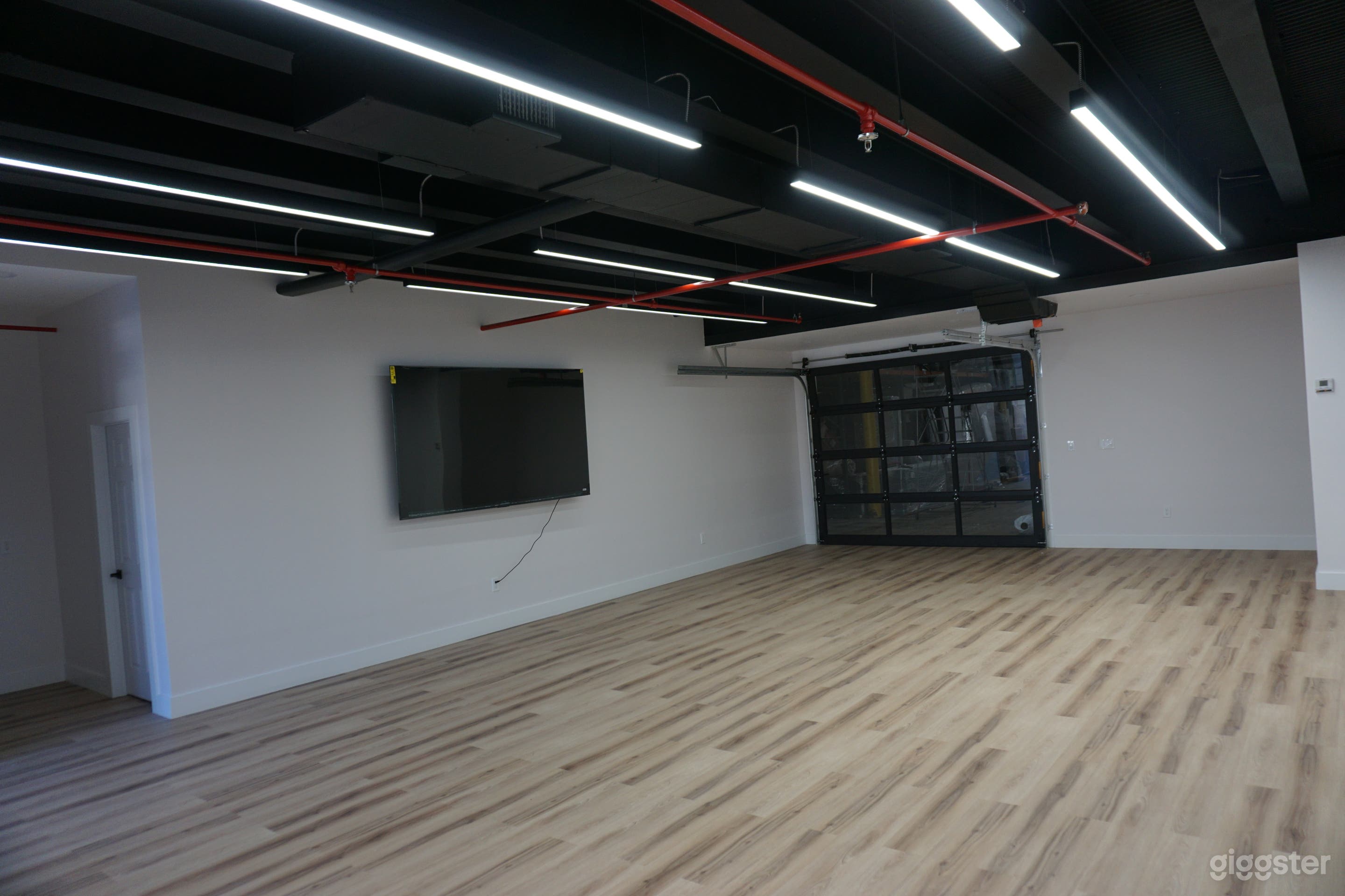 Brand New 850 sf Open Floor Showroom w/Warehouse Photo 4