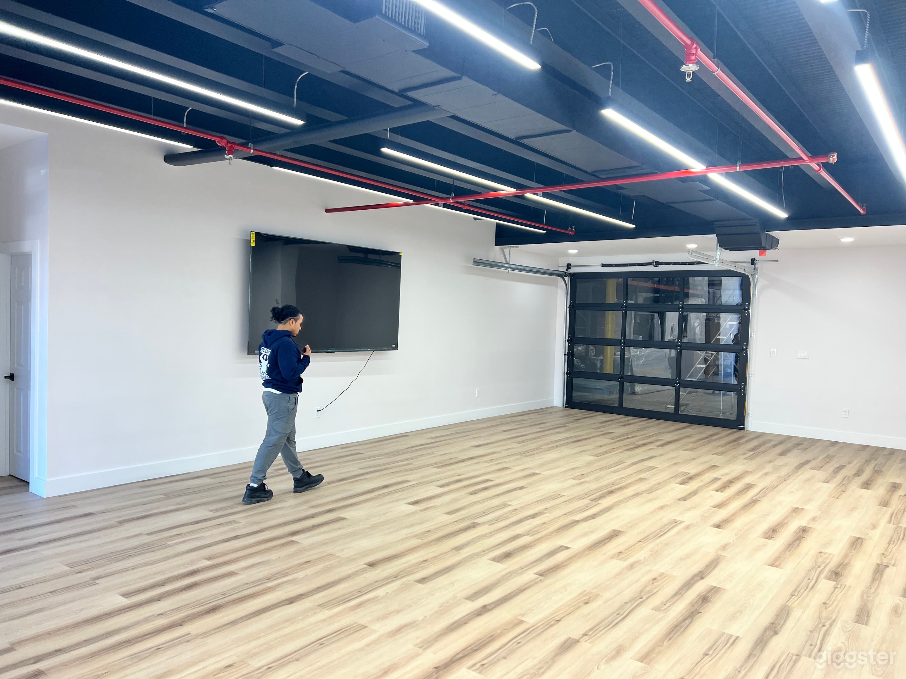 Brand New 850 sf Open Floor Showroom w/Warehouse Photo 1