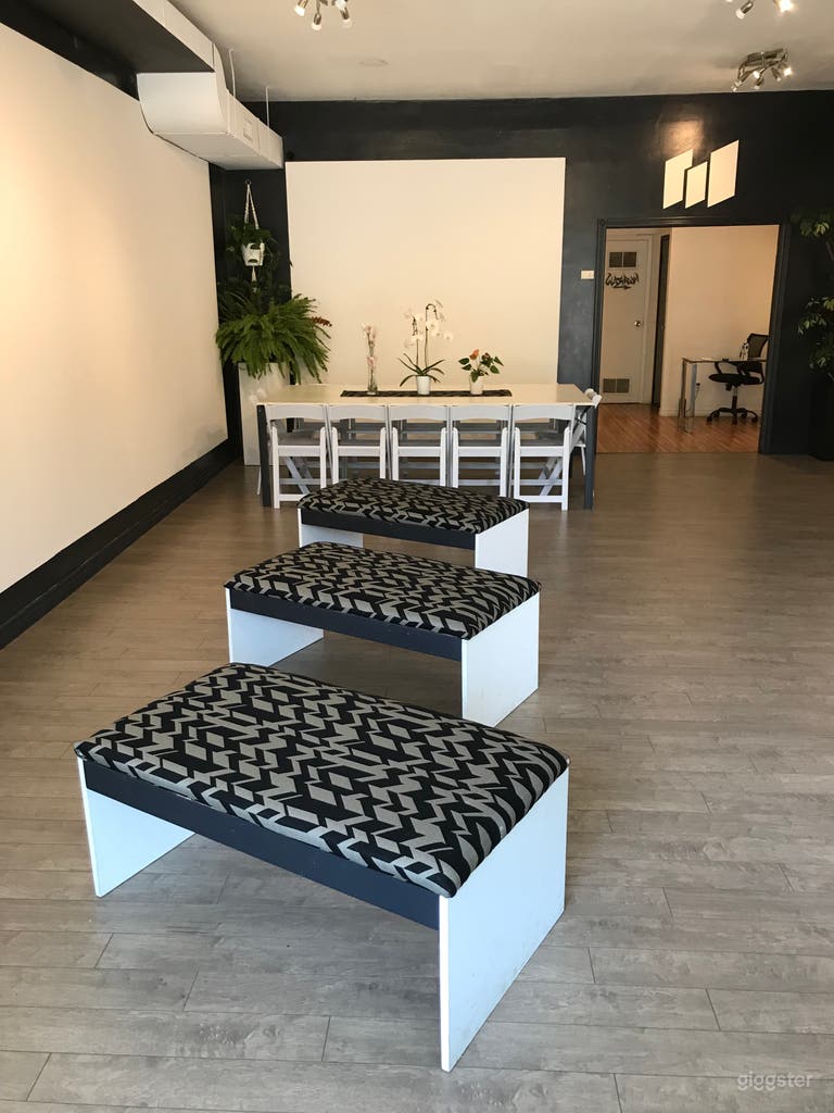  Área de asientos y mesa en la planta principal. 