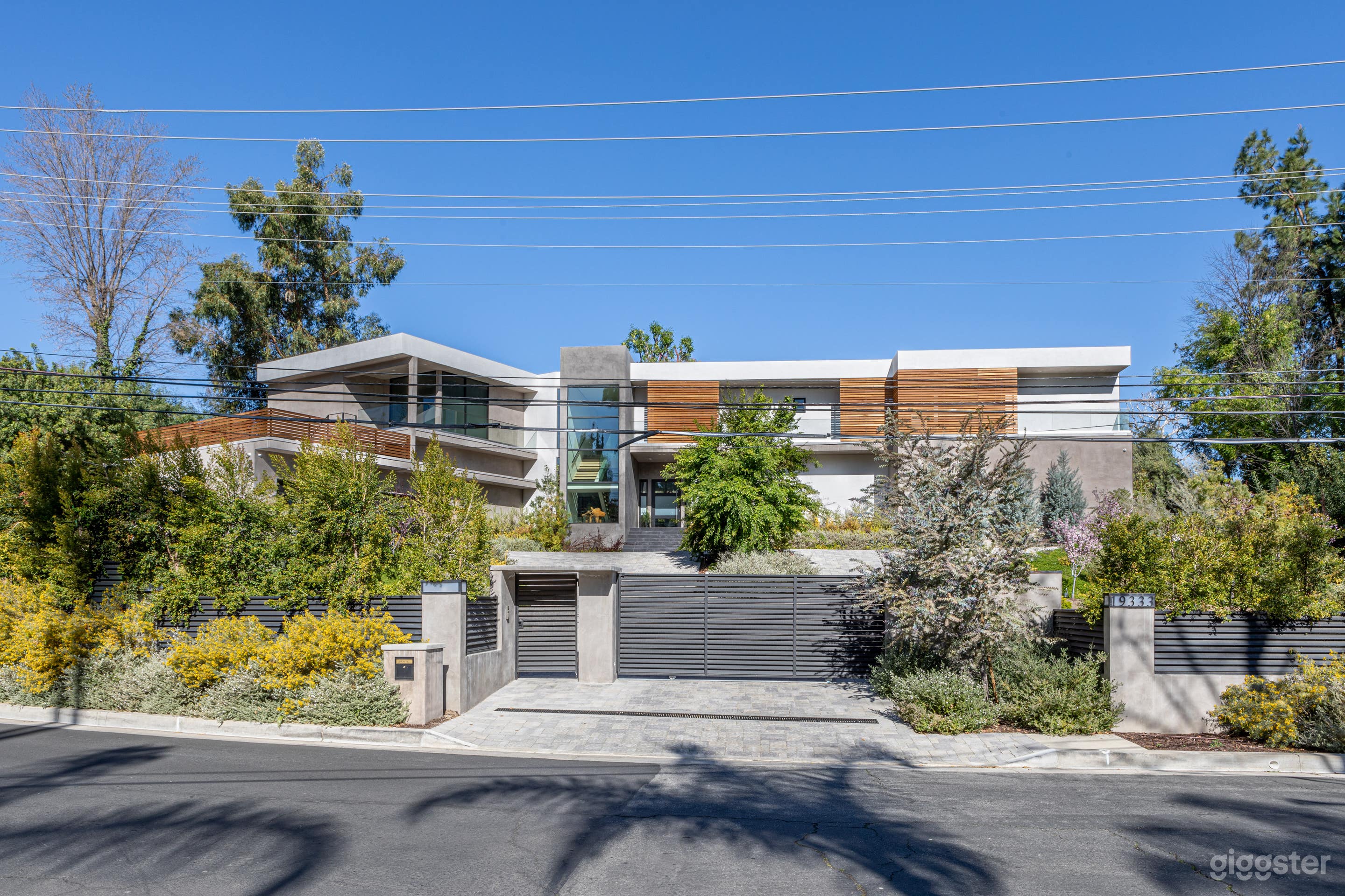 Modern Mansion in the Valley  Photo 4