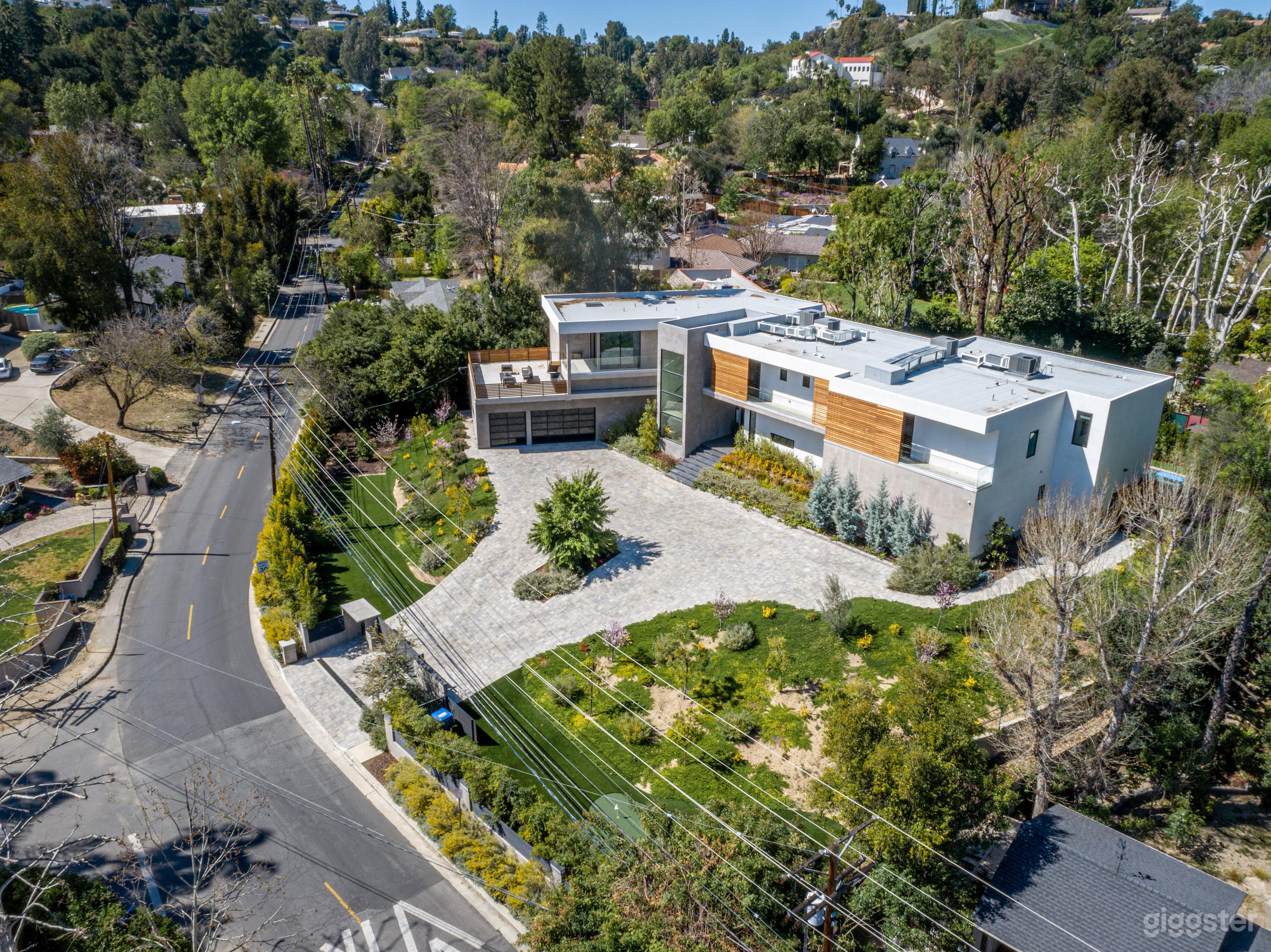 Modern Mansion in the Valley  Photo 3