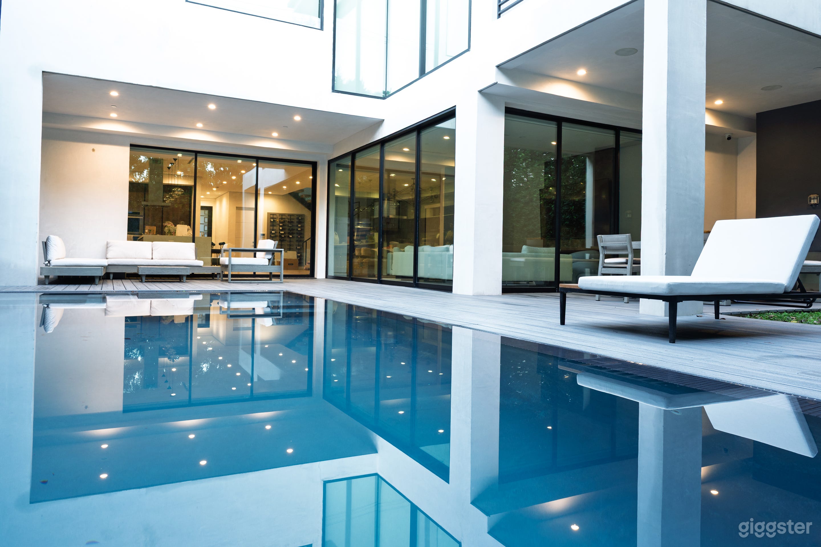 Infinity Edge Modern Pool | Beverly Grove Mansion Photo 4