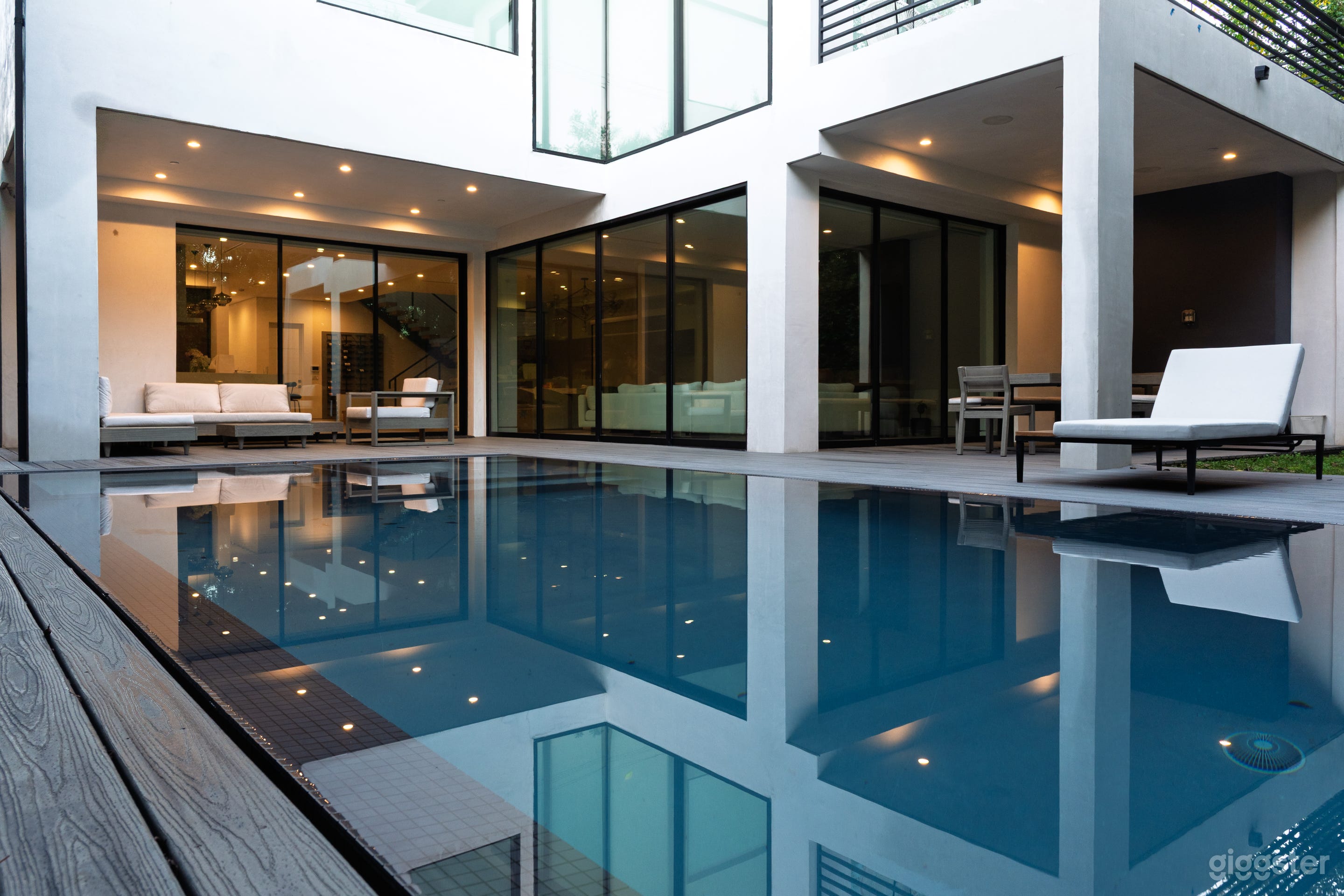 Infinity Edge Modern Pool | Beverly Grove Mansion Photo 2