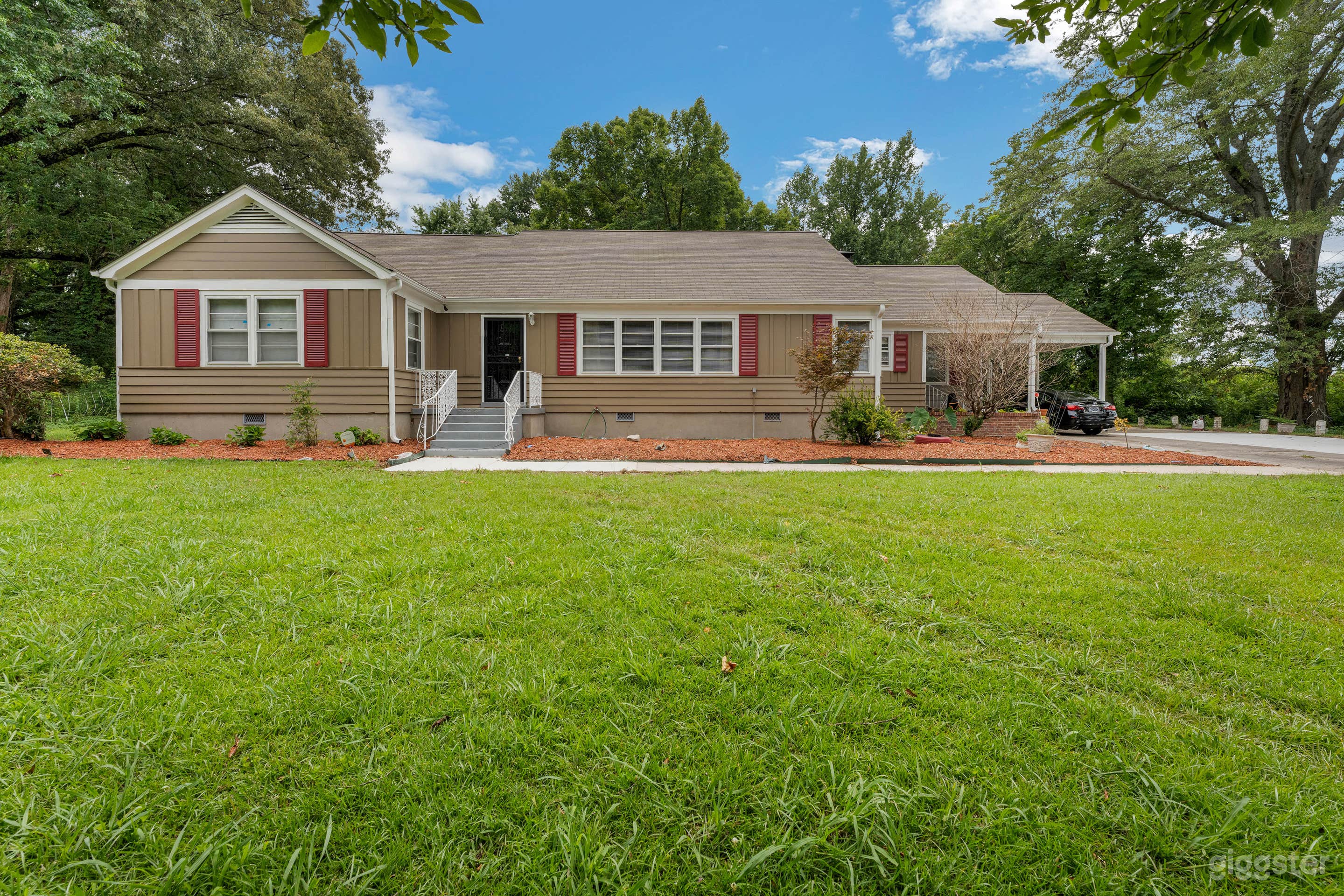 Secluded Home in the City Photo 1