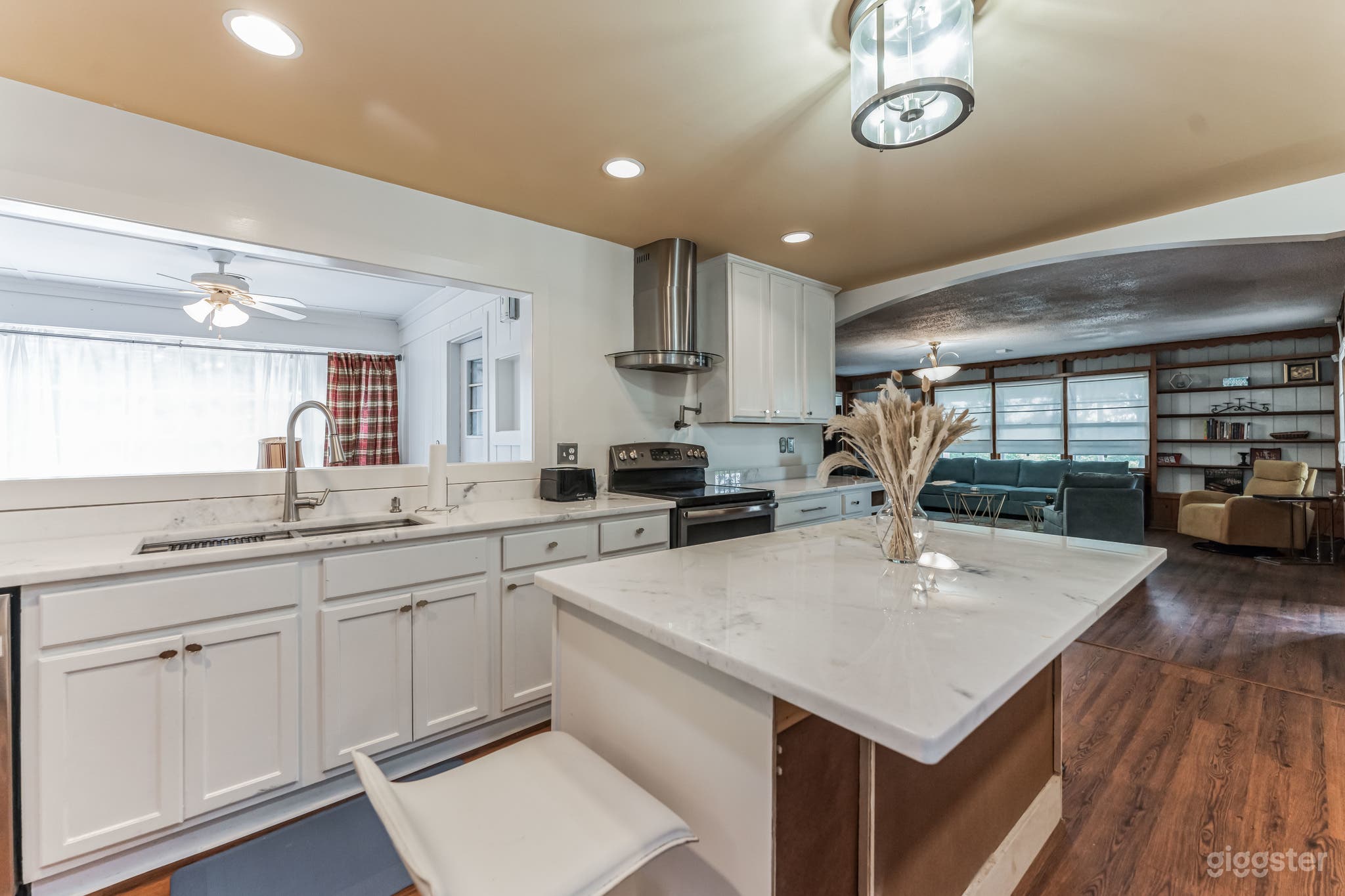 Secluded Home in the City Photo 3