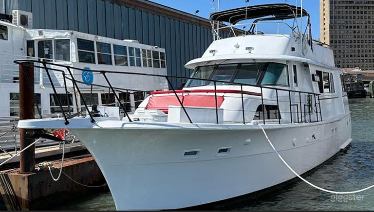  Elegant Main Cabin with Full Bar & Plush Lounge – Up to 40 