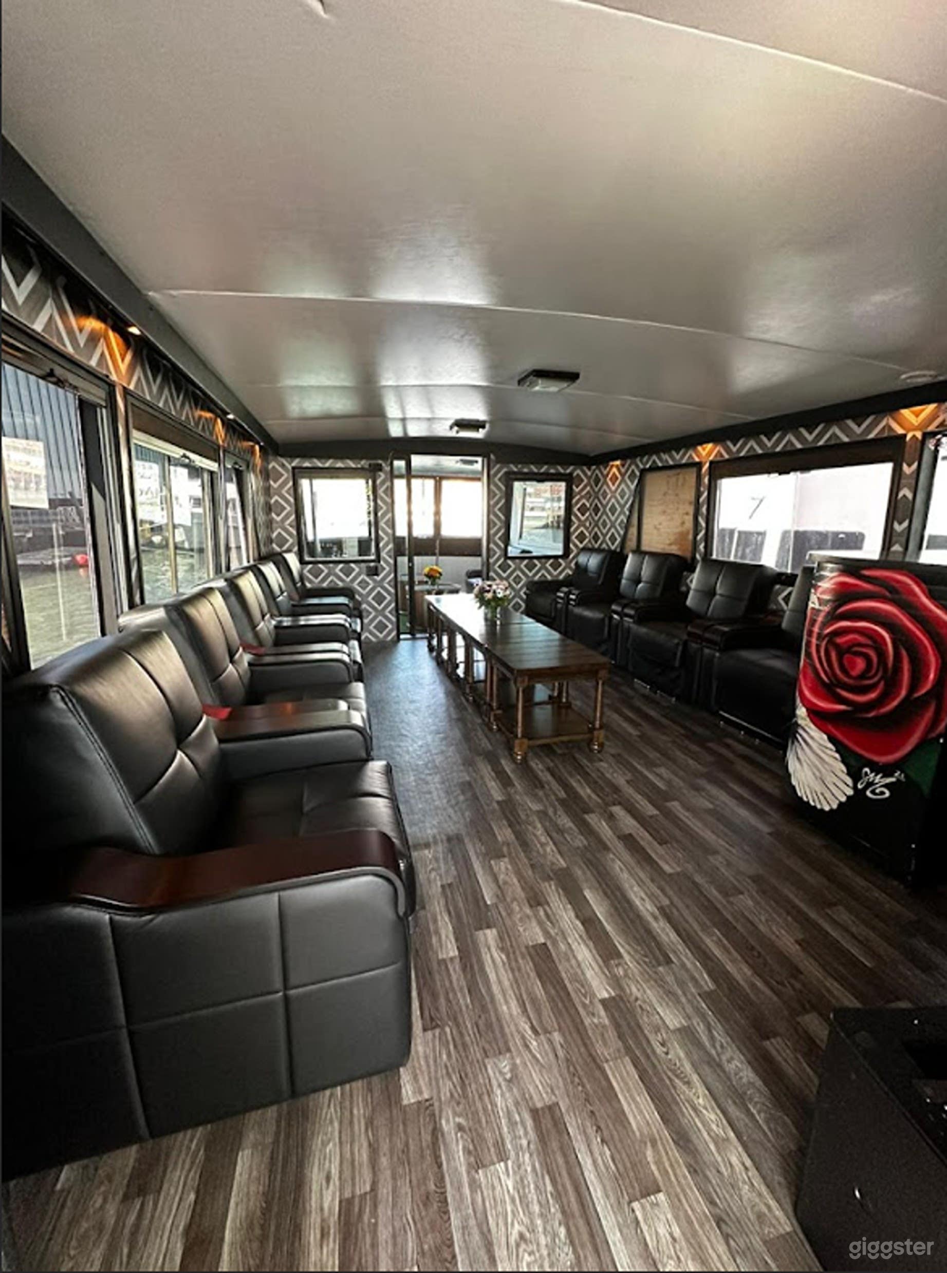 Elegant Main Cabin with Full Bar & Plush Lounge – Up to 40 Photo 2