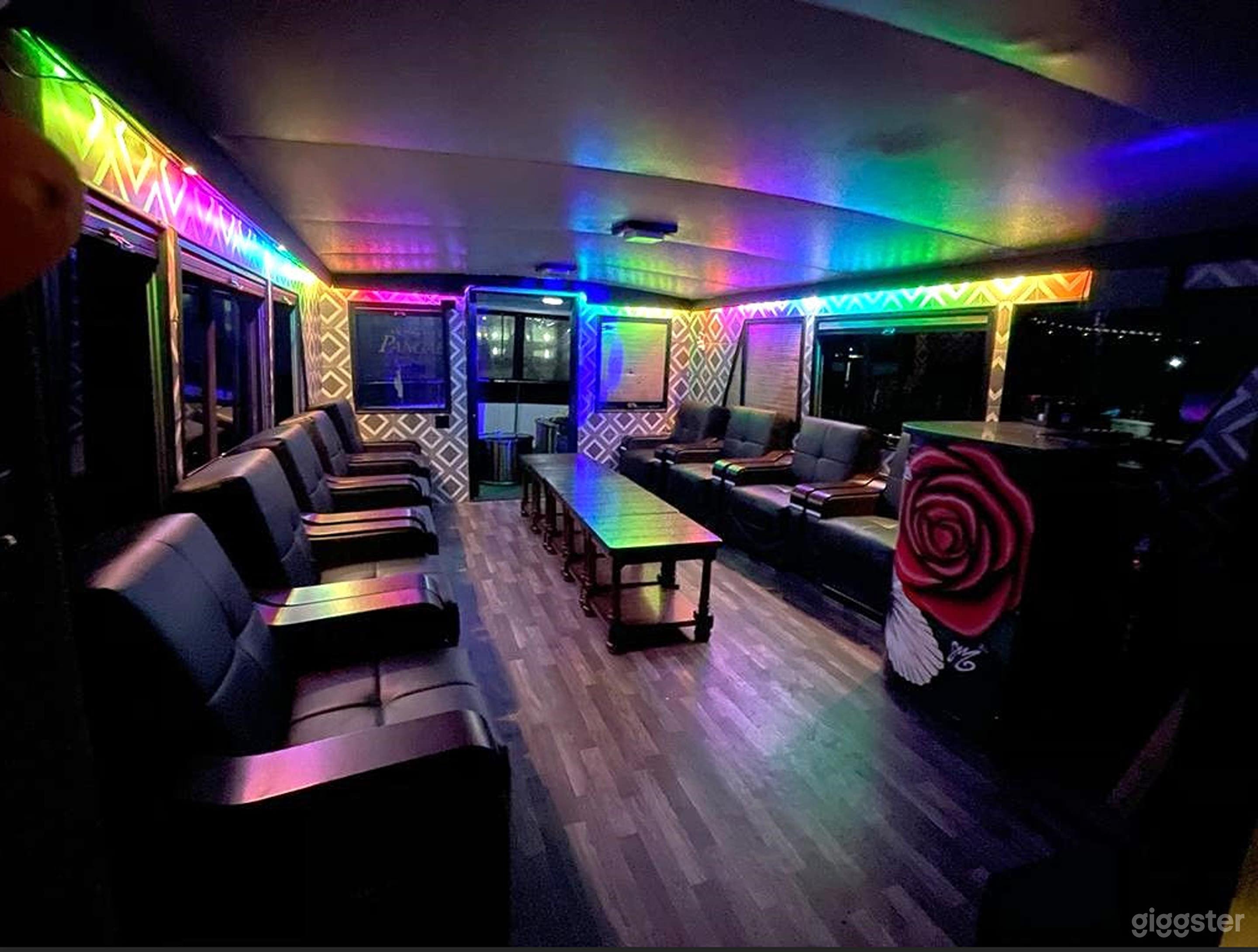 Elegant Main Cabin with Full Bar & Plush Lounge – Up to 40 Photo 3