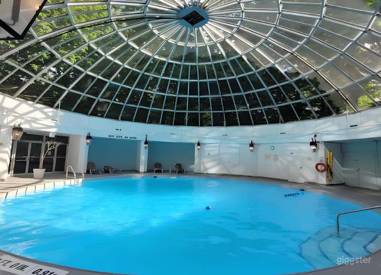  Una hermosa piscina cubierta con cúpula de vidrio 