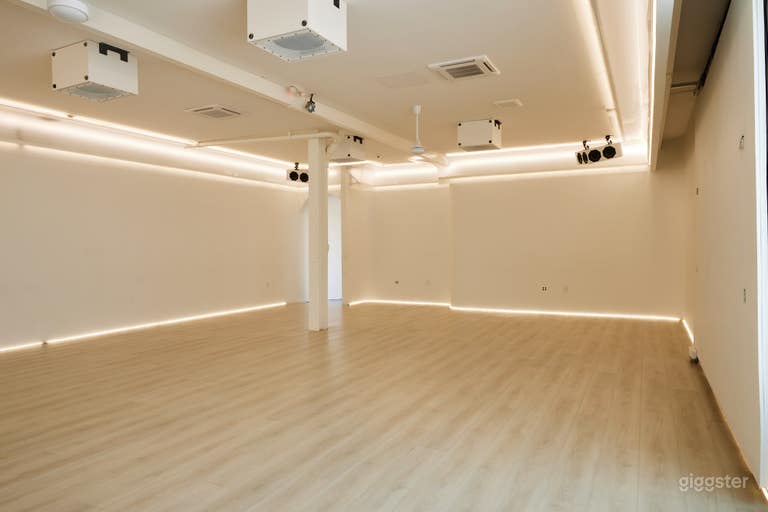  Soundproof White Loft Studio with High Ceilings 