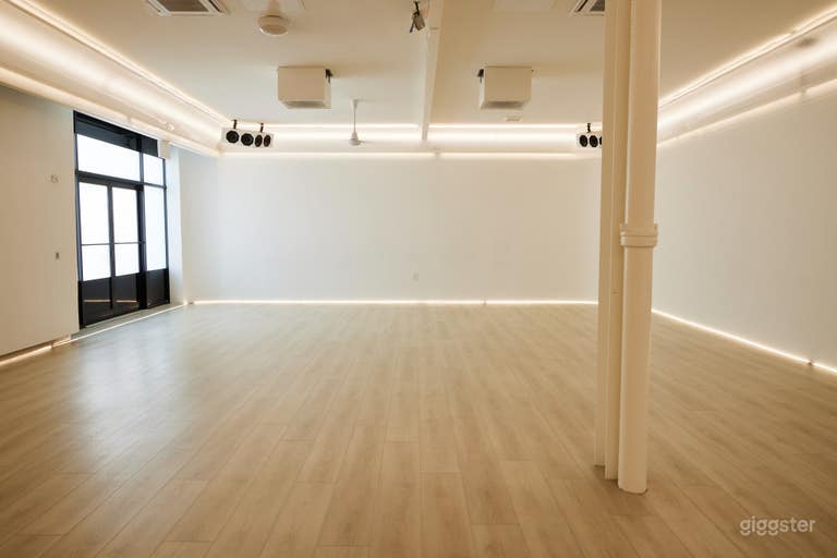  Soundproof White Loft Studio with High Ceilings 