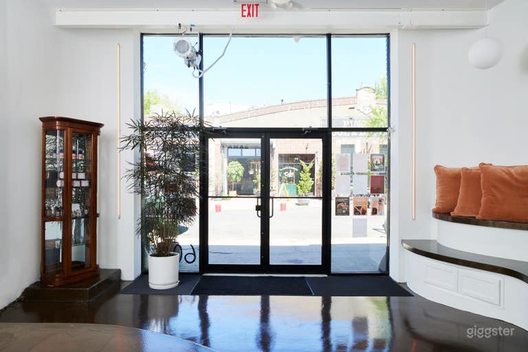  Soundproof White Loft Studio with High Ceilings 