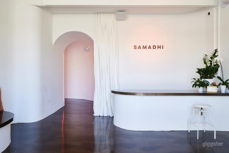  Soundproof White Loft Studio with High Ceilings 