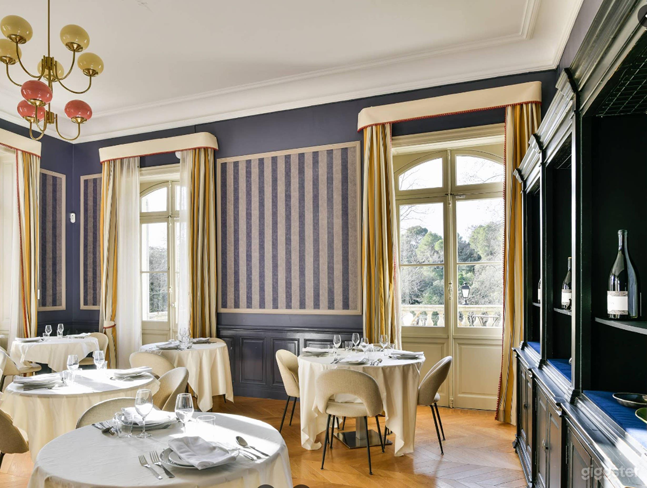 Photo de Somptueuse Salle de Bal dans un Château Historique 3