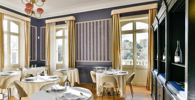  Somptueuse Salle de Bal dans un Château Historique 