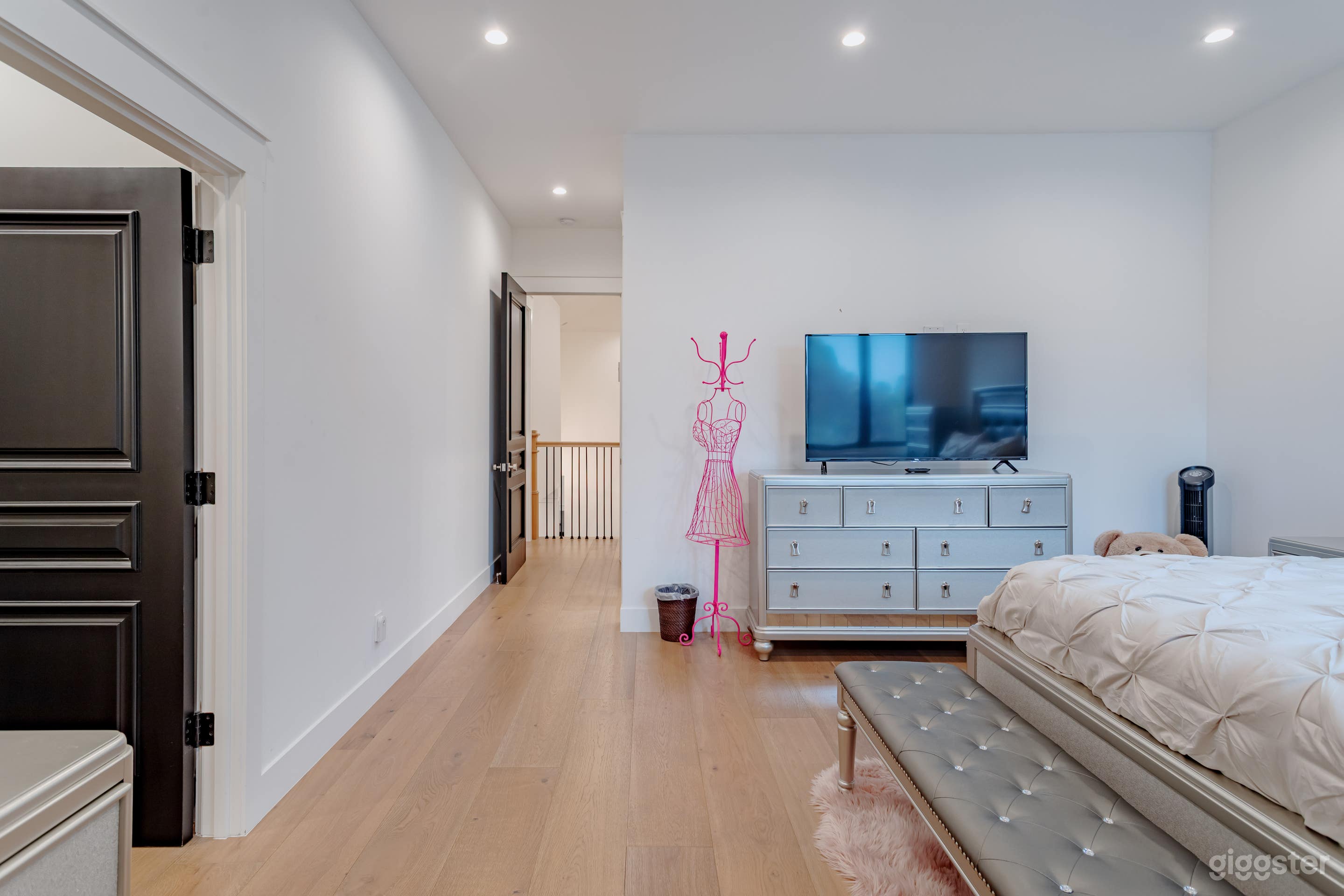 Contemporary Elegance sleeps 16 pool hot tub Photo 4