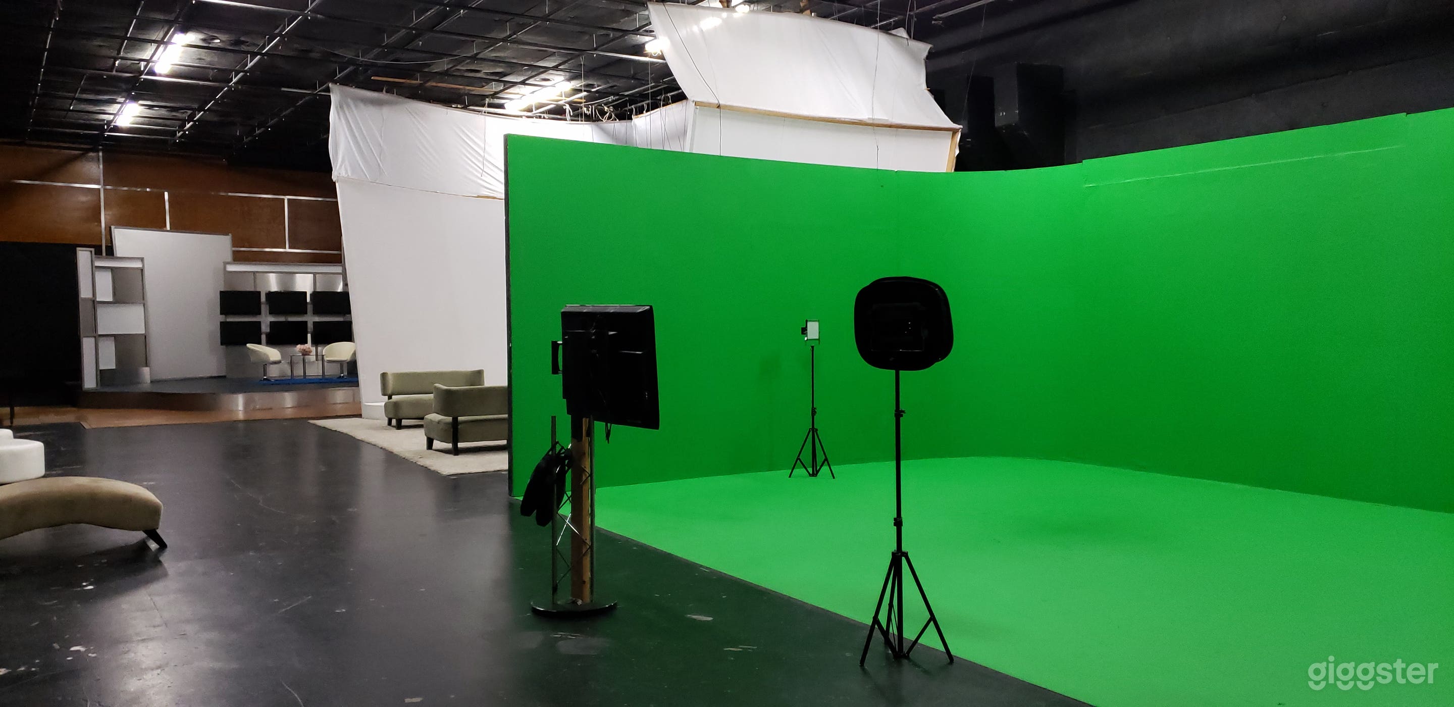 Stage D - Green Screen CYC Photo 3