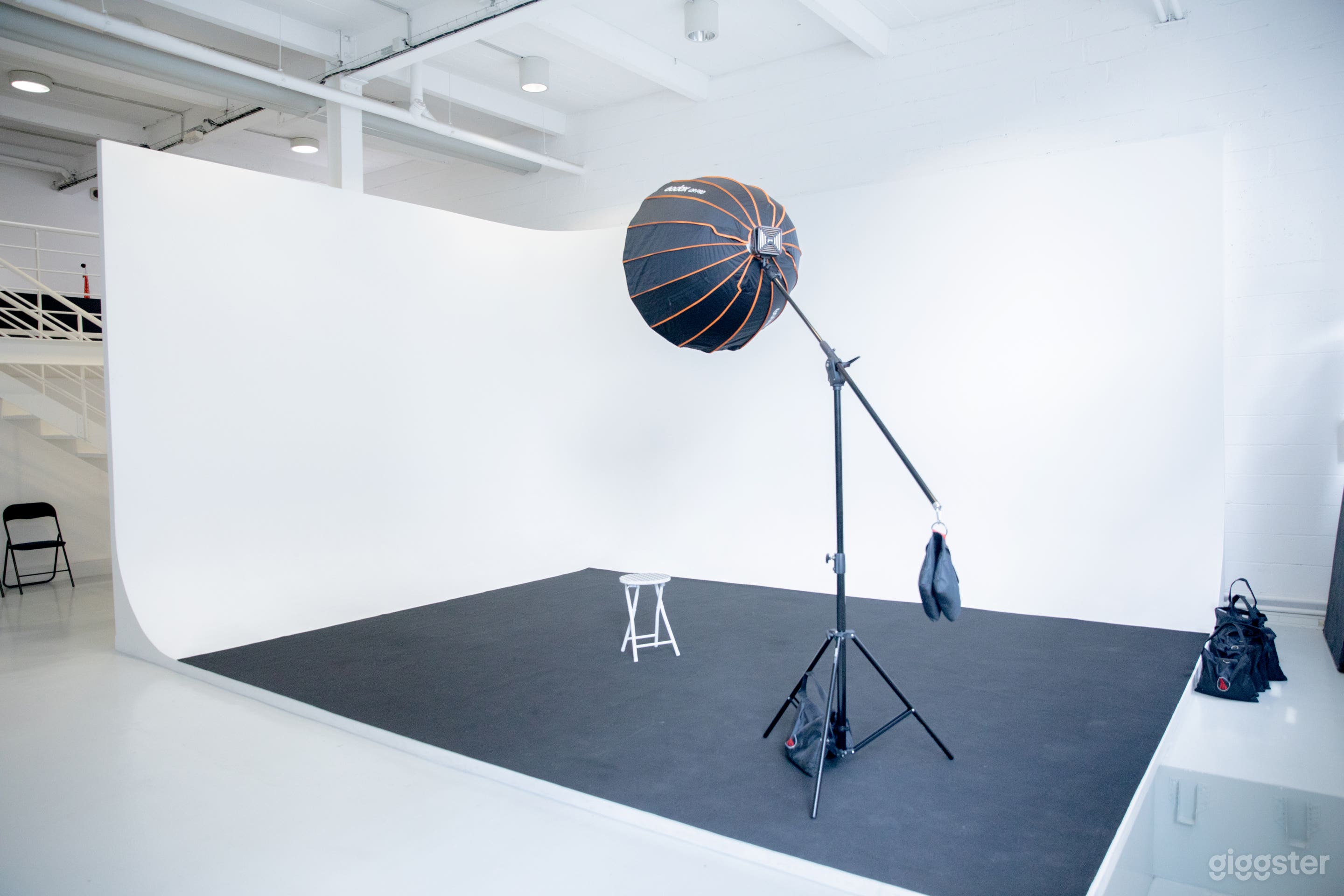 Lighting and whit cove