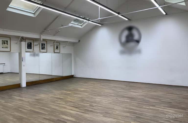  Beautiful Gym with Wooden Floors 