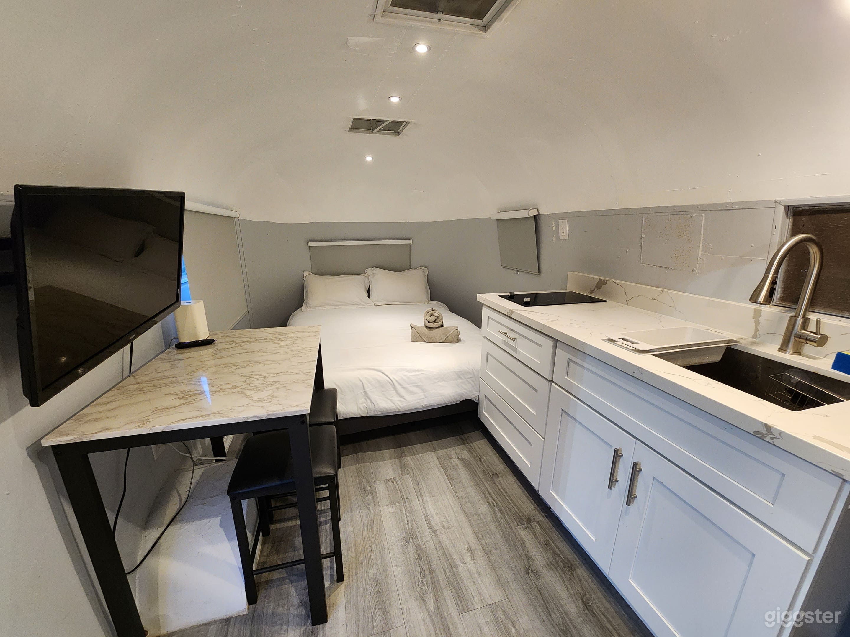PROMO: Beautiful Airstream ready for film! Photo 4