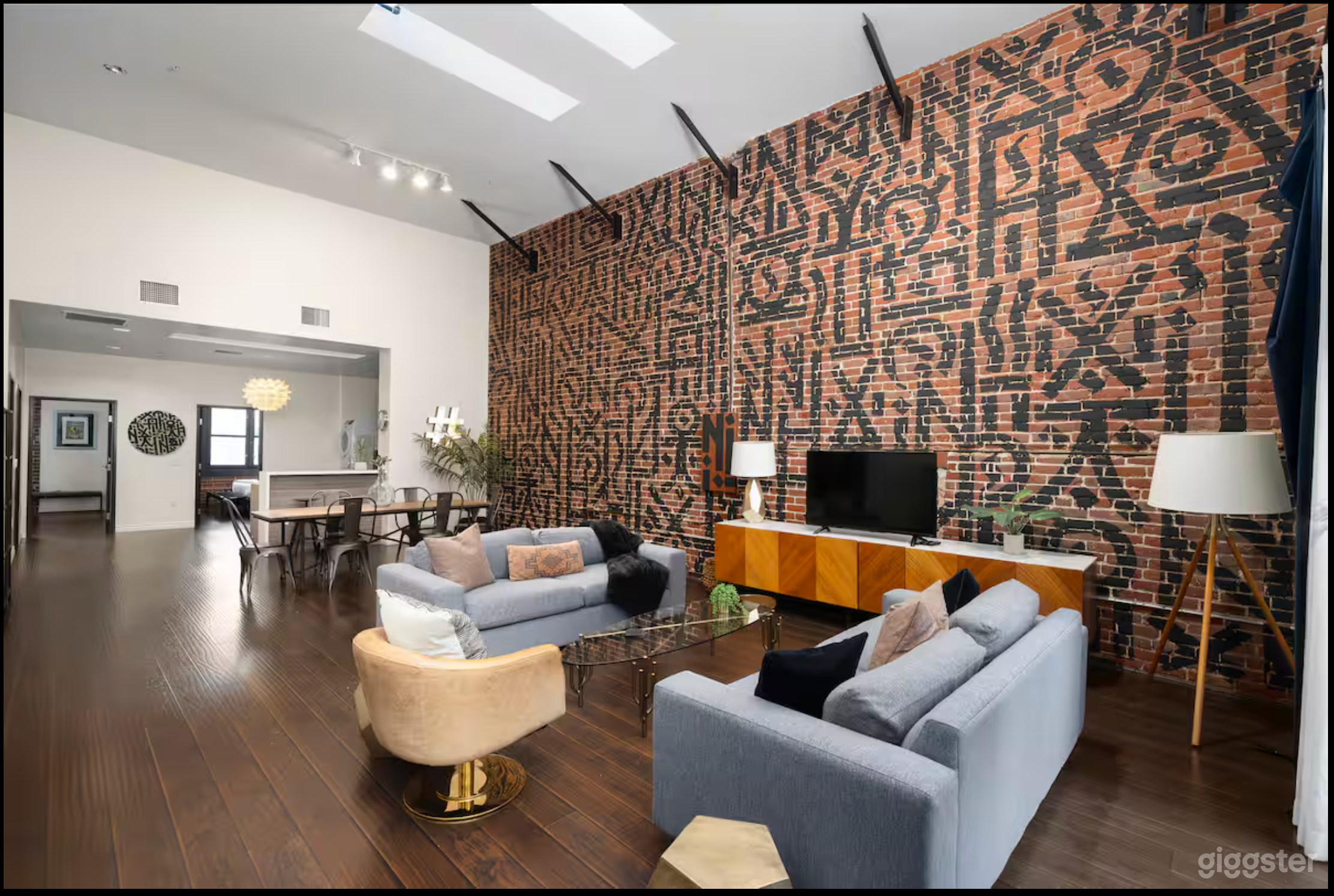 New York/Retna–Style Penthouse | 2200 sq ft Photo 1