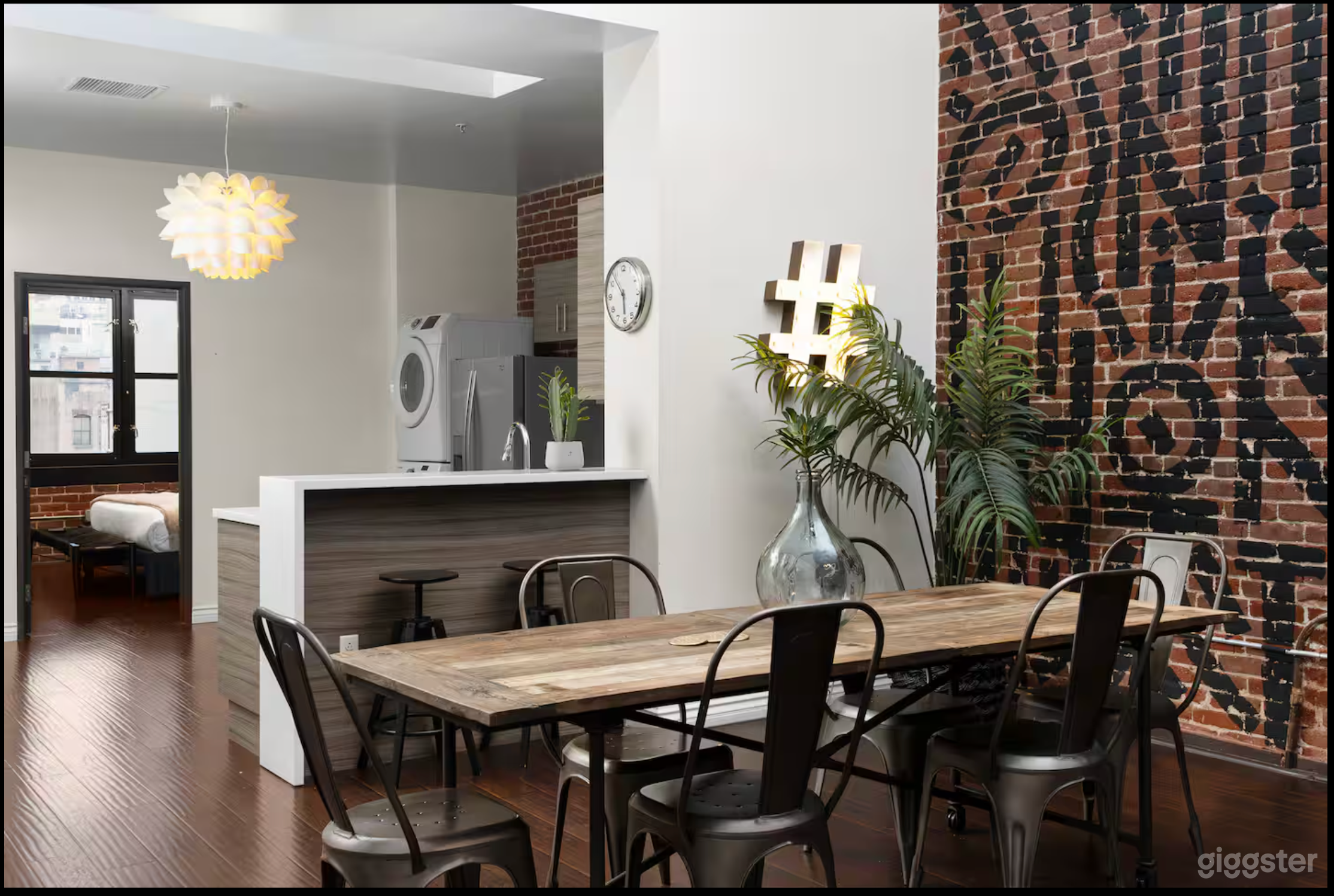 New York/Retna–Style Penthouse | 2200 sq ft Photo 4