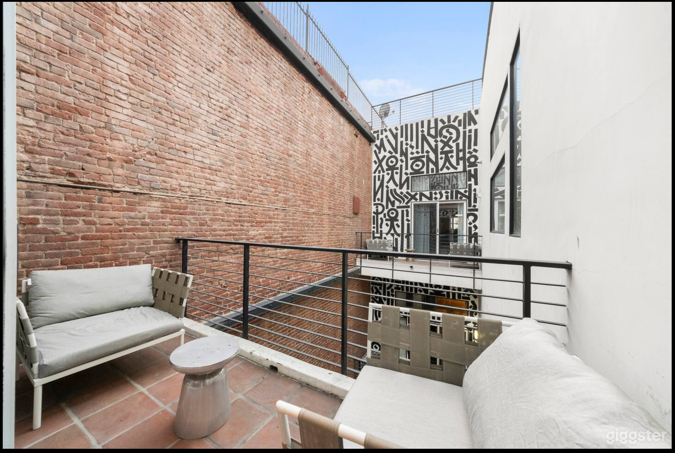 New York/Retna–Style Penthouse | 2200 sq ft Photo 3