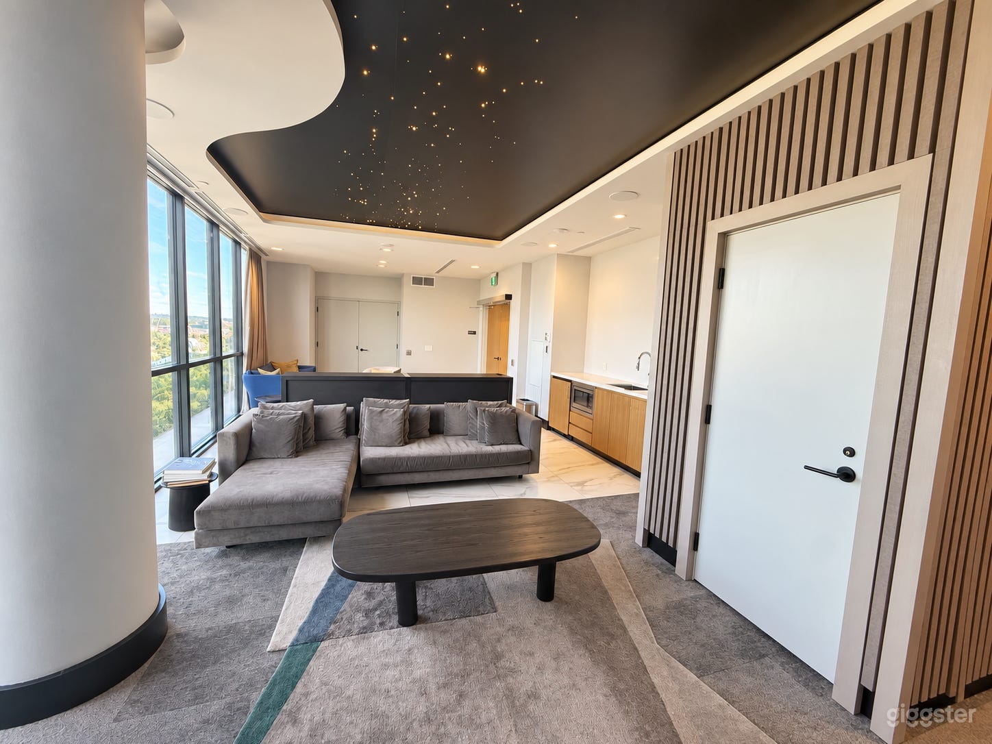 East Twilight Entertainment Suite Photo 3