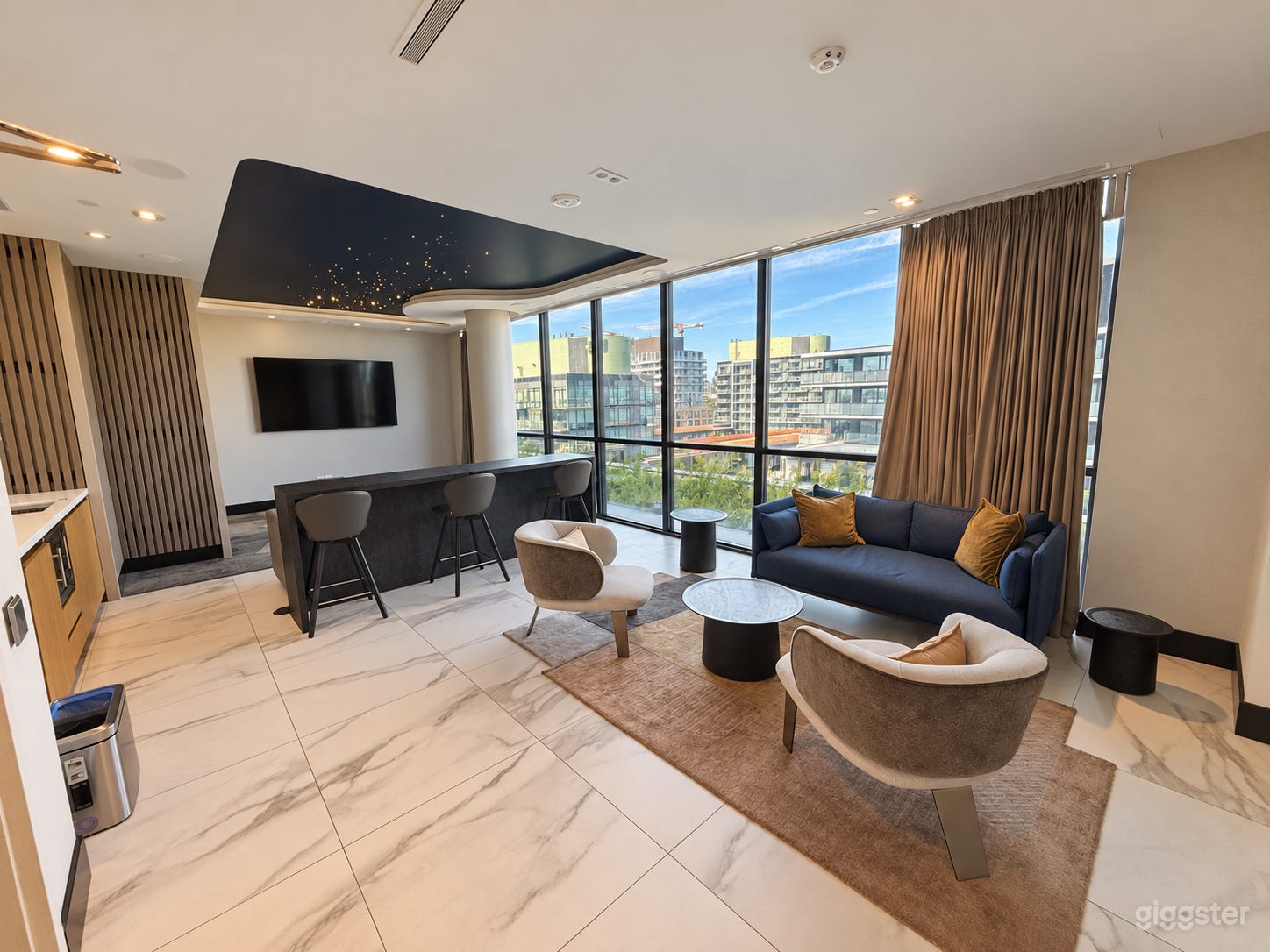 East Twilight Entertainment Suite Photo 2