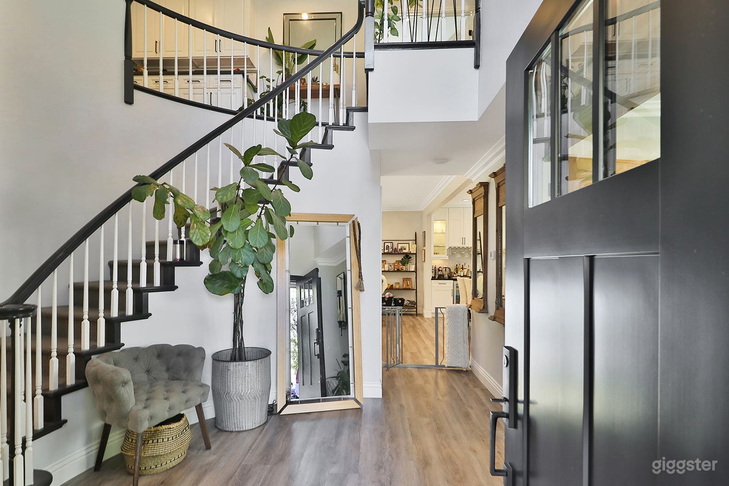 Modern Tutor with Tropical Vibe Photo 2