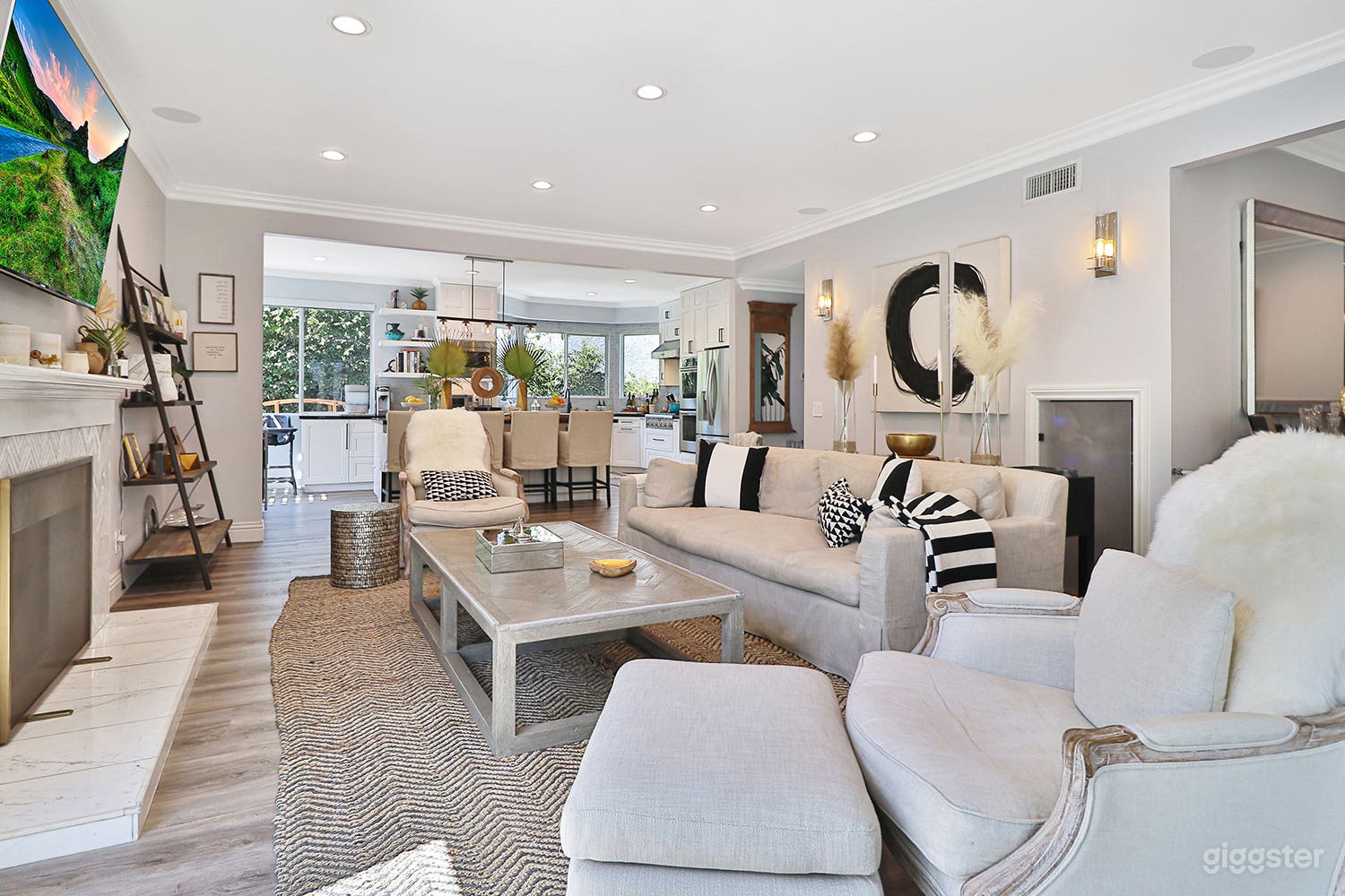 Modern Tutor with Tropical Vibe Photo 1