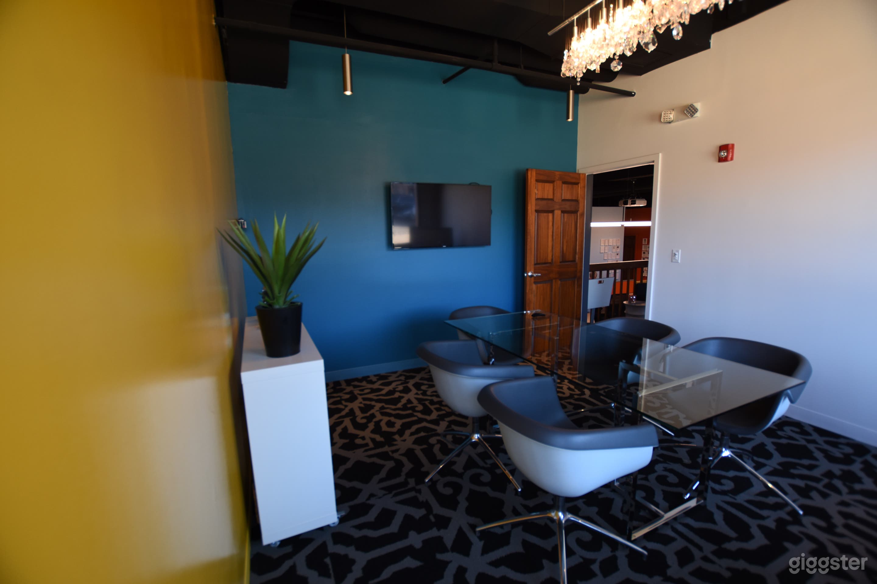 High-profile meeting space with view, LED presentation monitor, and an idea wall (dry-erase).