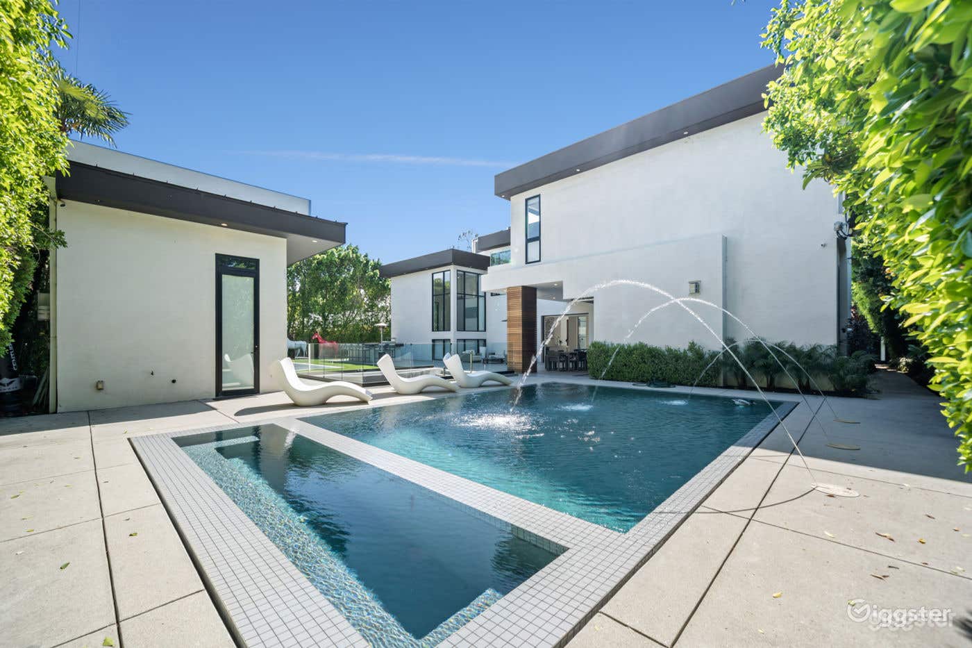 EXQUISITE ENCINO HAVEN: A MODERN MARVEL/POOL Photo 2