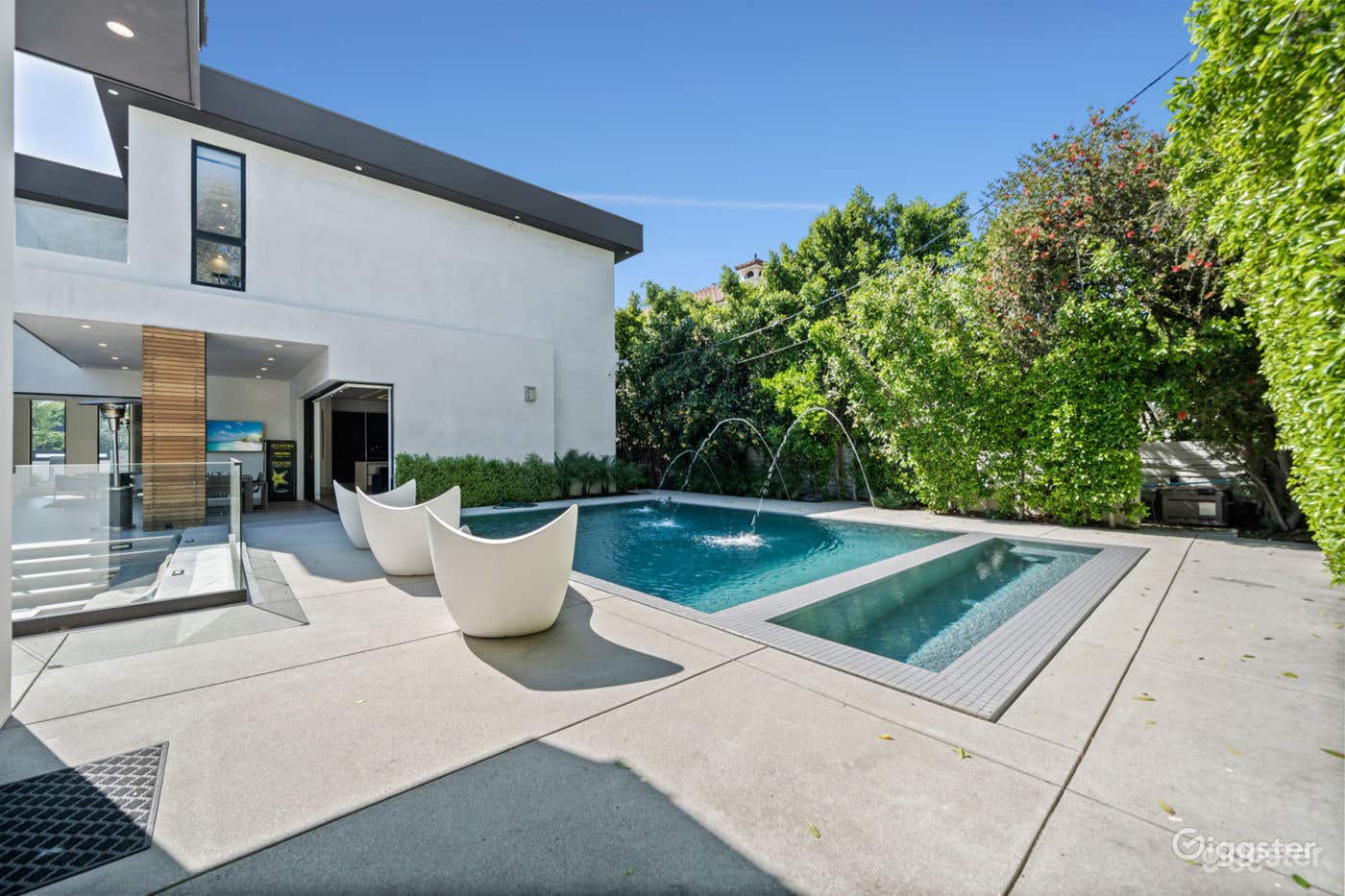 EXQUISITE ENCINO HAVEN: A MODERN MARVEL/POOL Photo 3