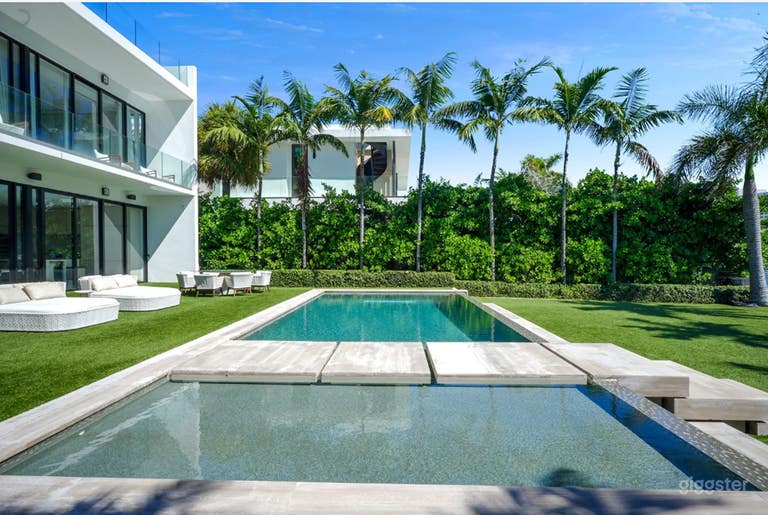  Resort-Style Luxury Pool Oasis in a Private Estate 