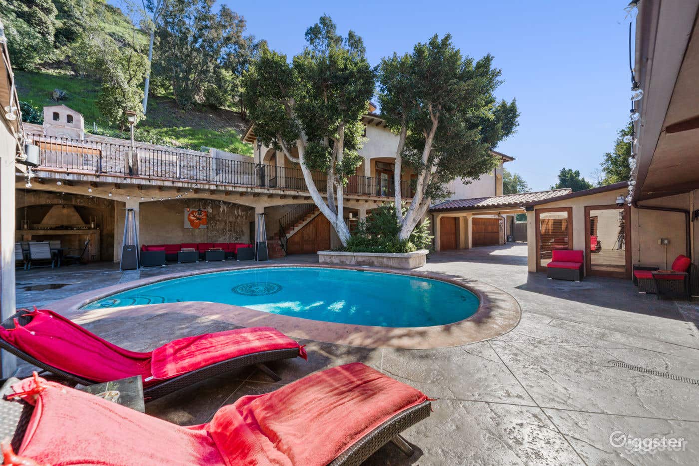  LUXURY ENTERTAINMENT COMPLEX/POOL Photo 1