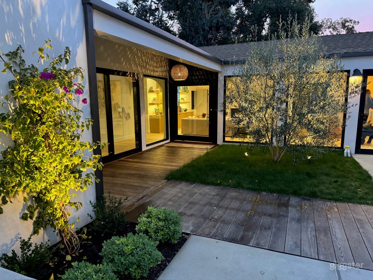  Sprawling mid century soft modern 