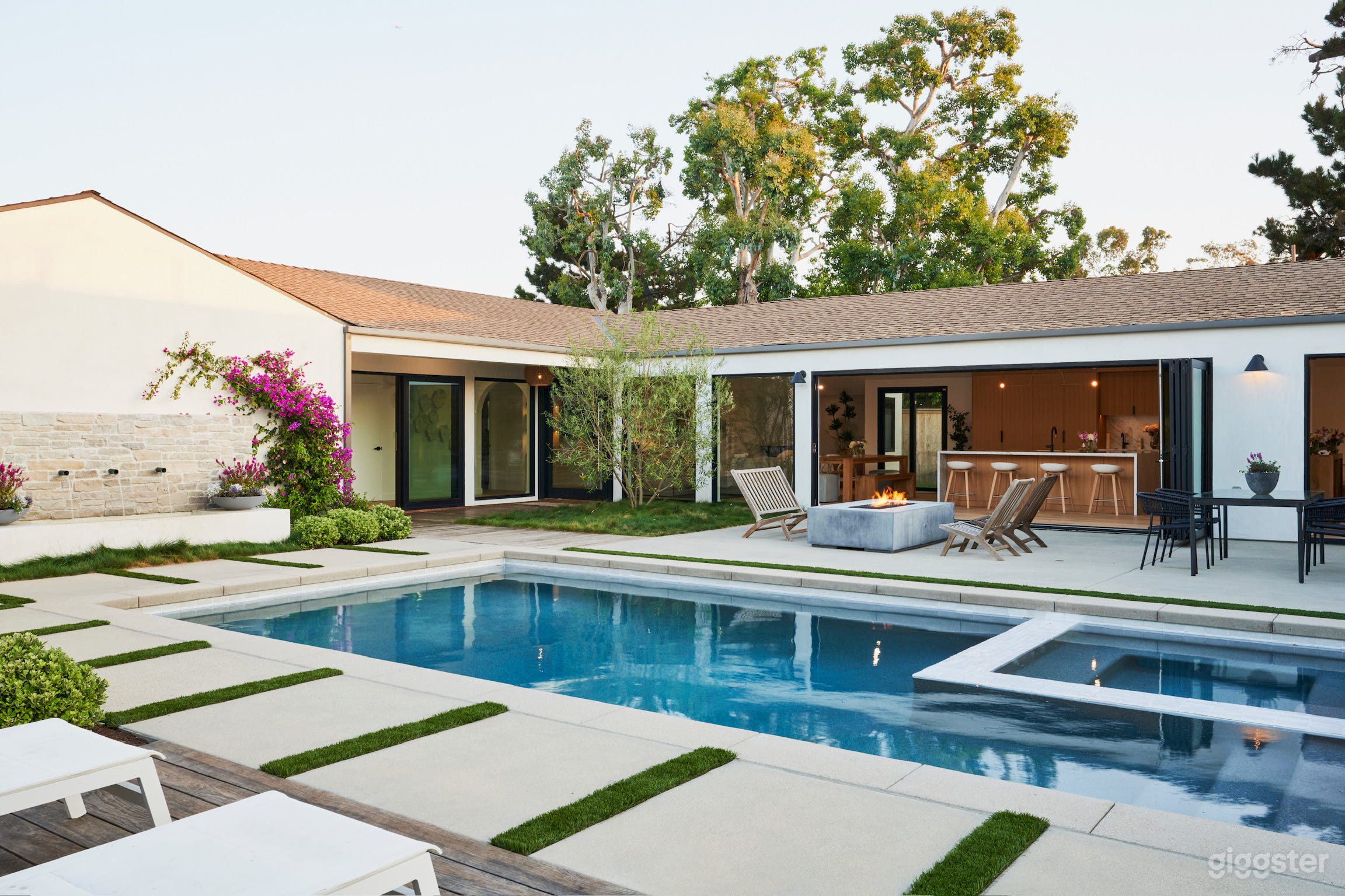 Sprawling mid century soft modern Photo 2