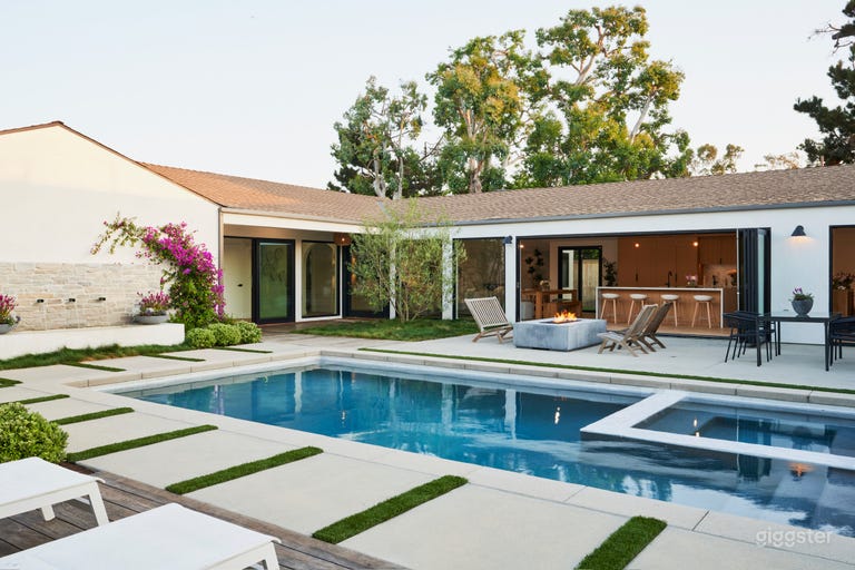  Sprawling mid century soft modern 