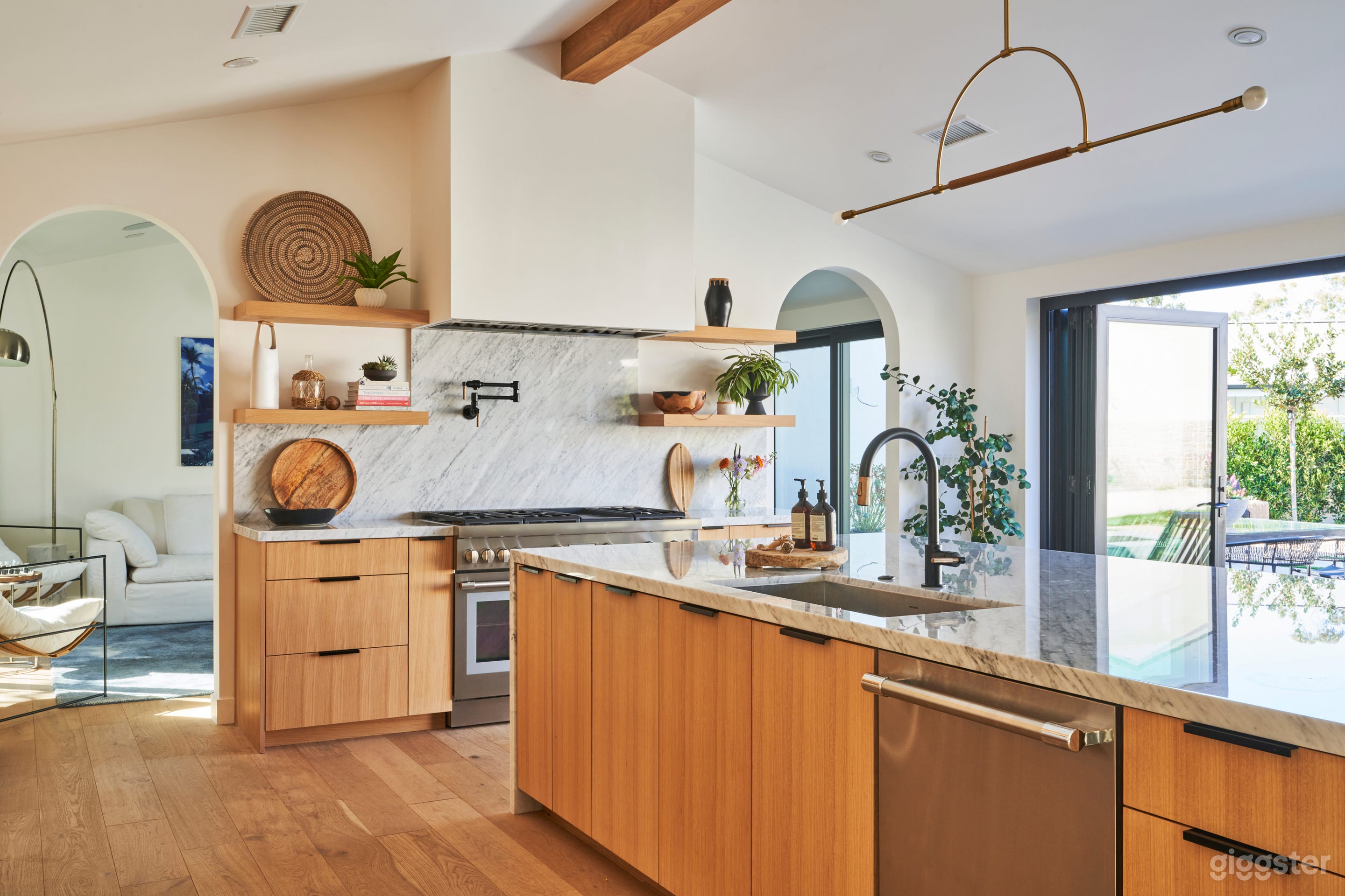 Sprawling mid century soft modern Photo 1