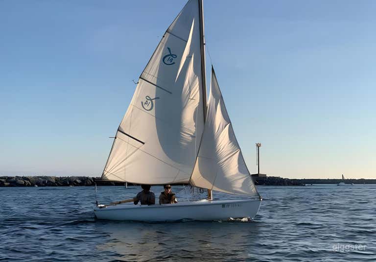  Small Comfortable Easy Sailing Boat 