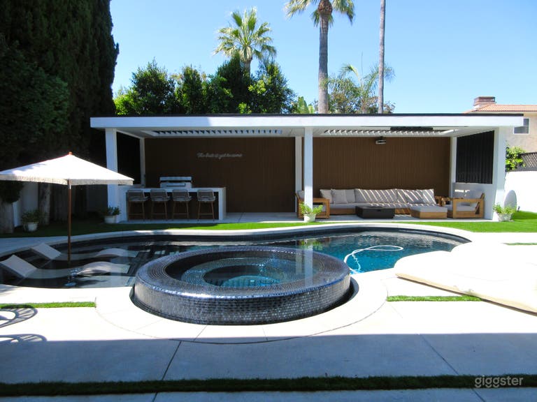  Stunning Modern Swimming Pool Retreat 