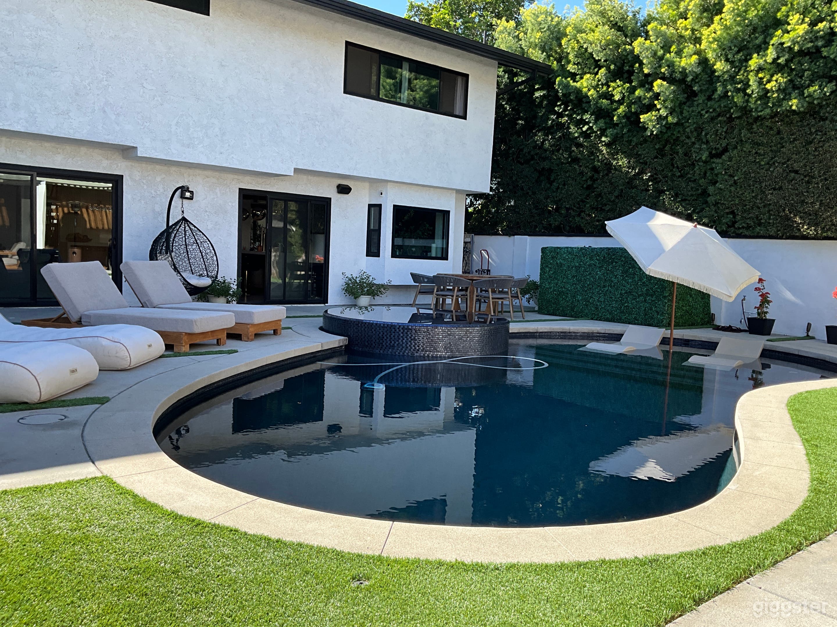 Stunning Modern Swimming Pool Retreat Photo 2