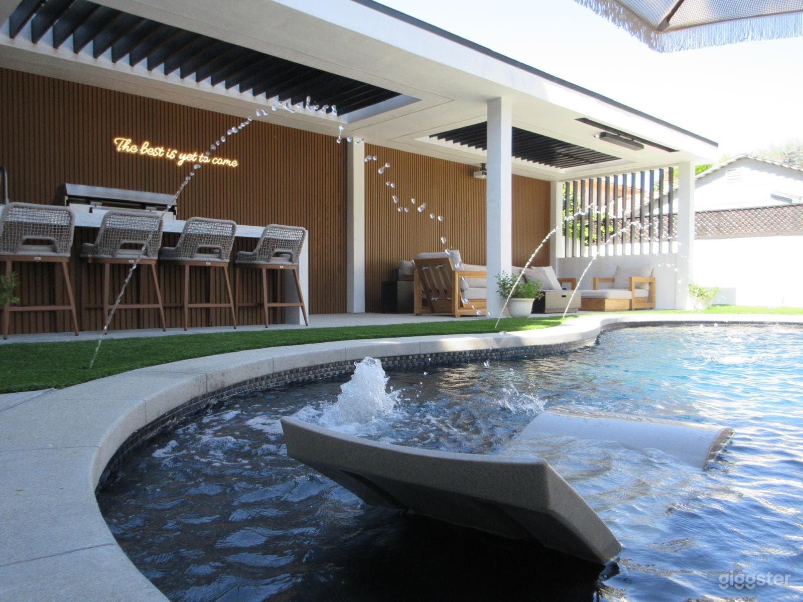 Stunning Modern Swimming Pool Retreat Photo 4