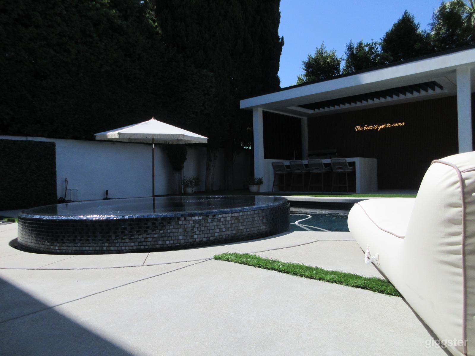 Stunning Modern Swimming Pool Retreat Photo 3